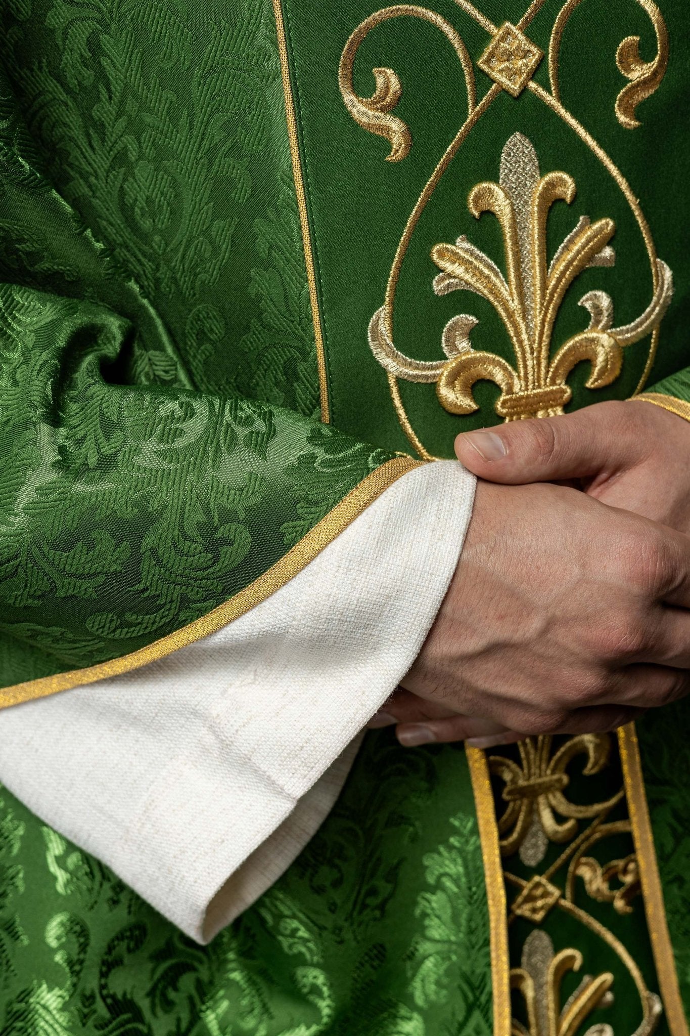 Casulla verde con bordado IHS ; la tela decorativa