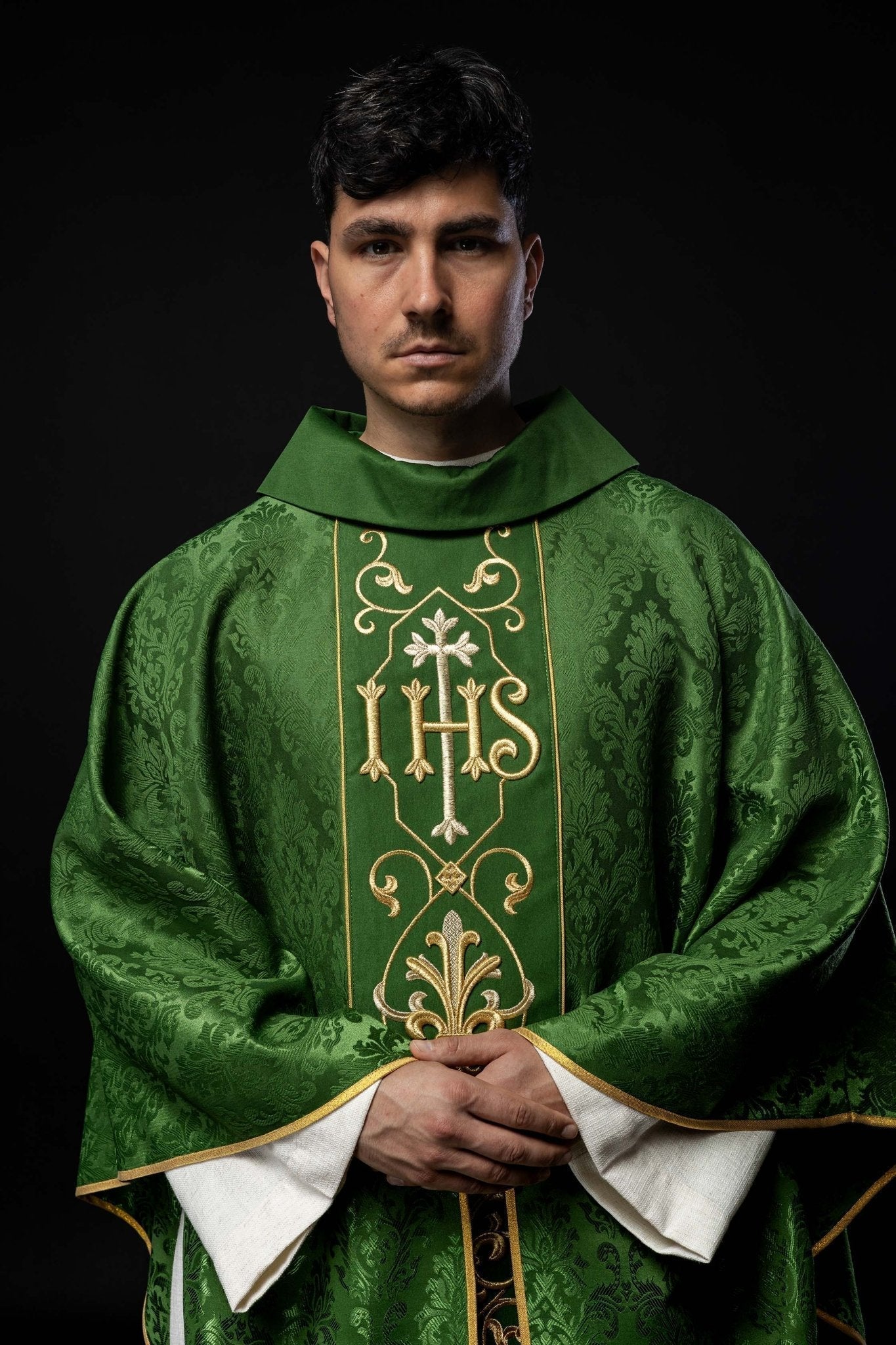 Casulla verde con bordado IHS ; la tela decorativa