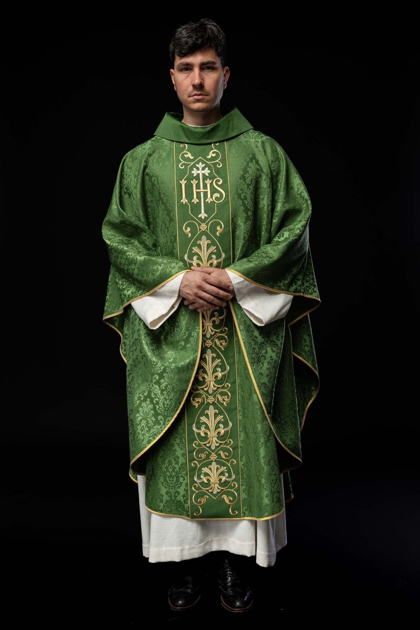 Casulla verde con bordado IHS ; la tela decorativa