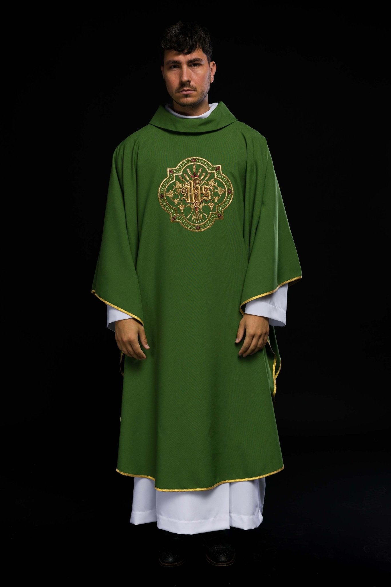 Casulla verde con bordados IHS y PAX