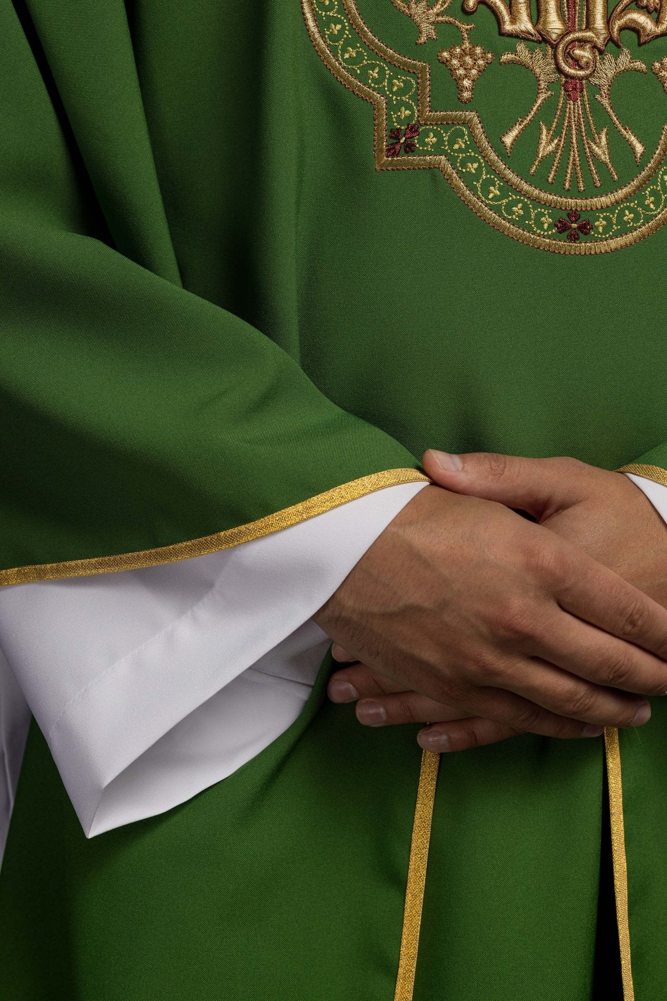 Casulla verde con bordados IHS y PAX