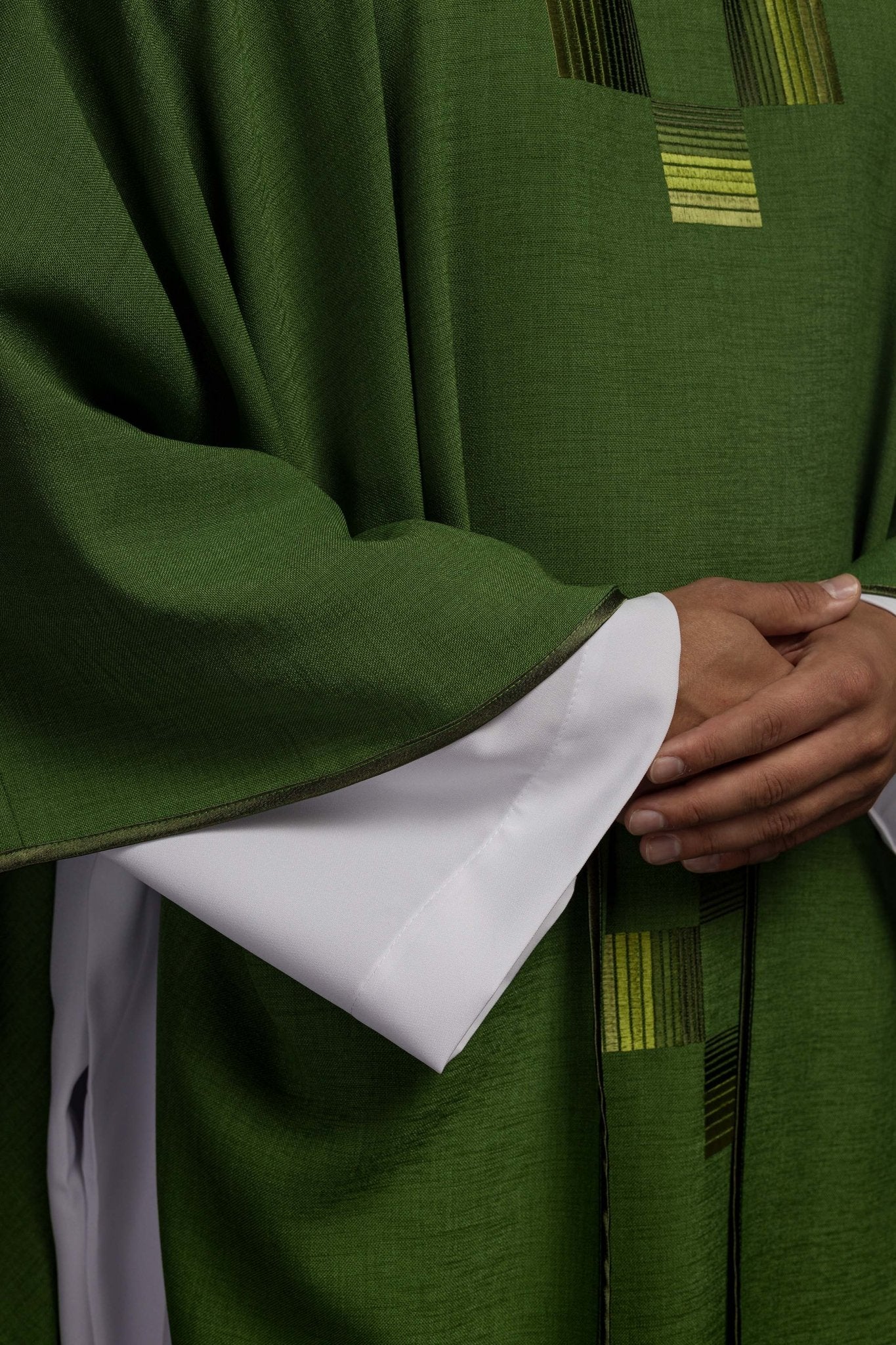 Casulla verde con cruces bordadas