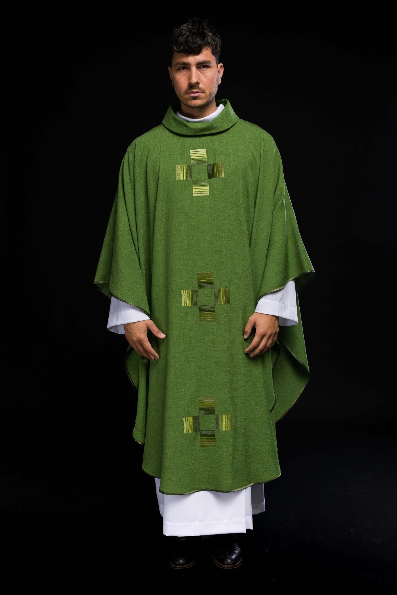 Casulla verde con cruces bordadas