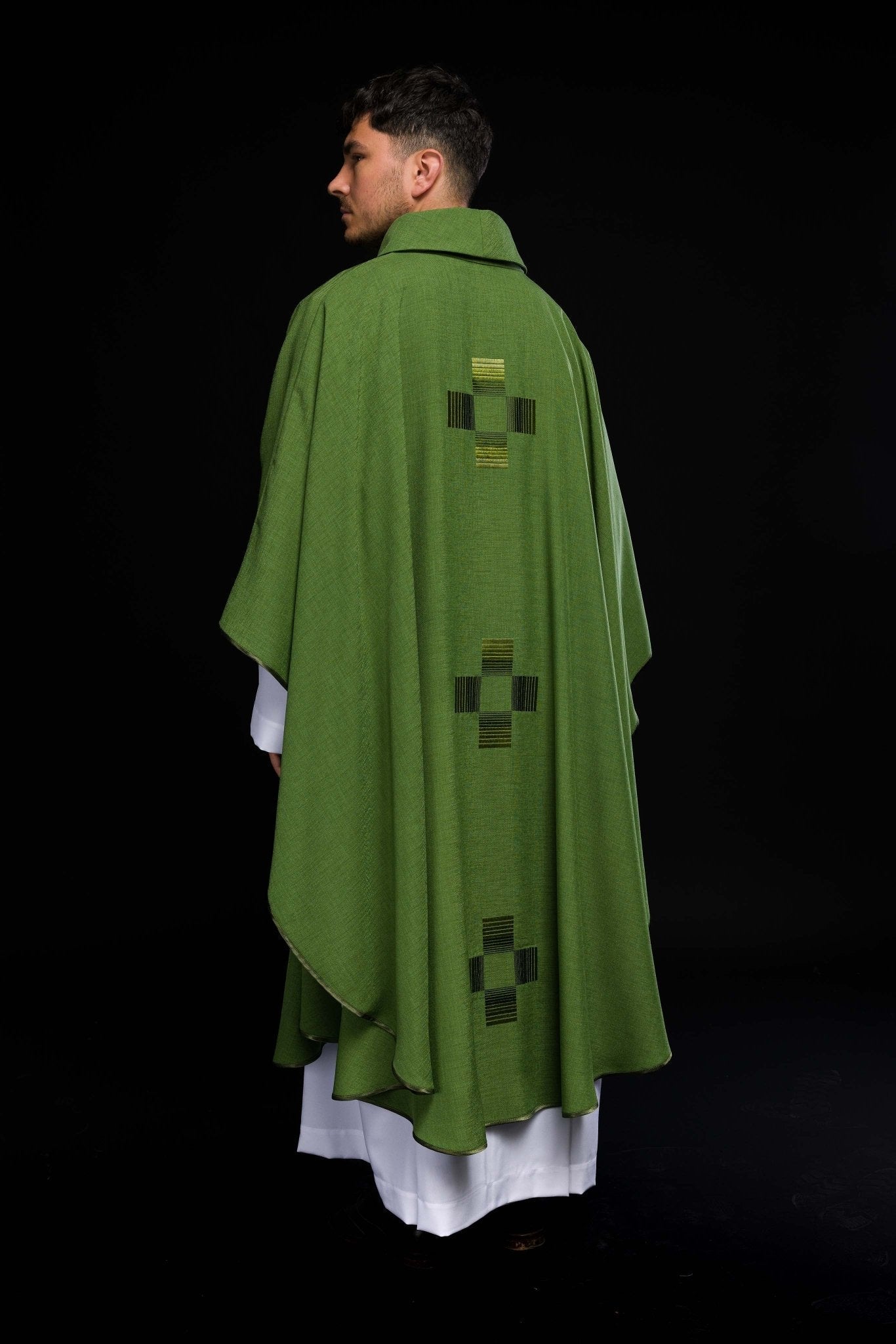 Casulla verde con cruces bordadas