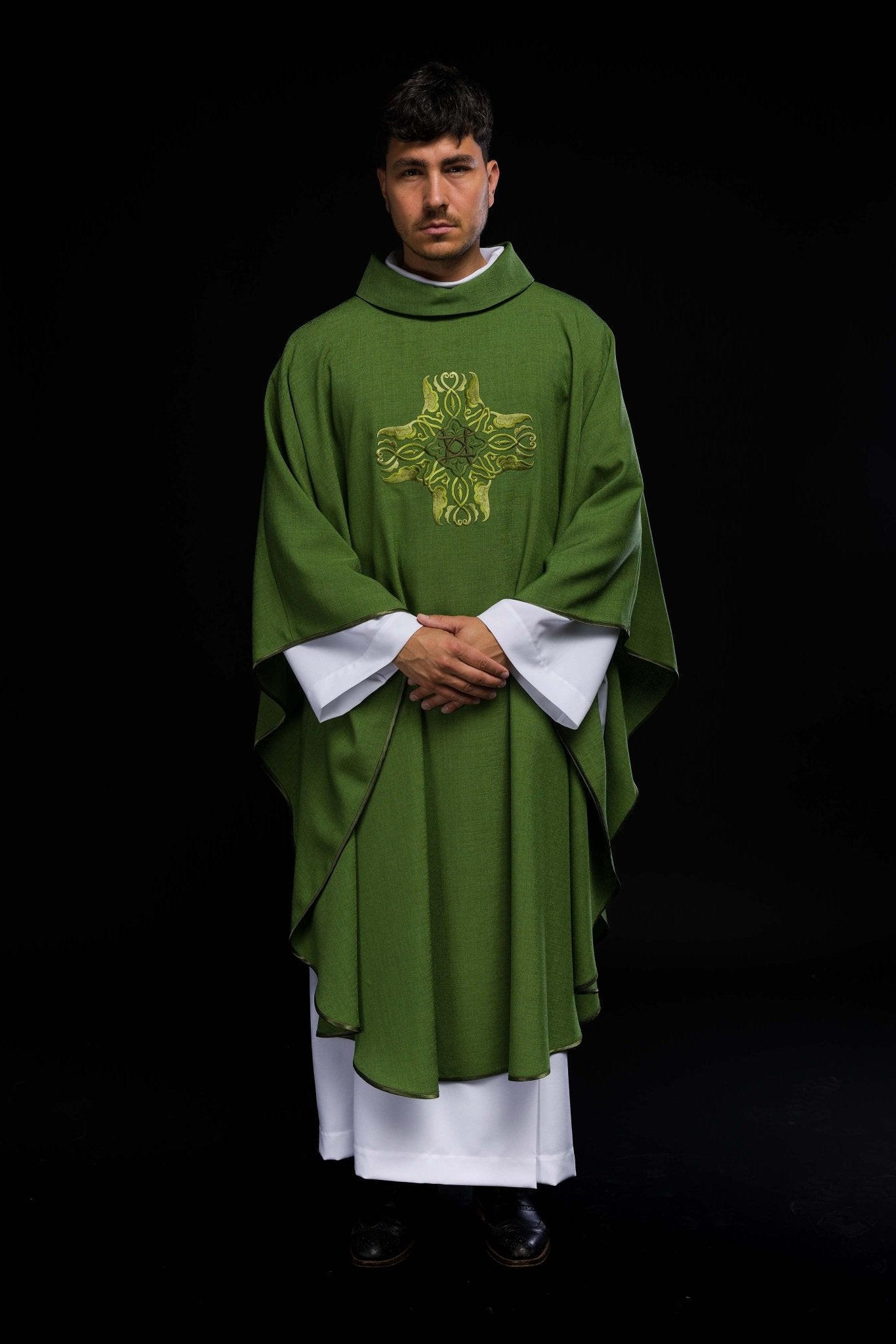 Casulla verde con Cruz bordado