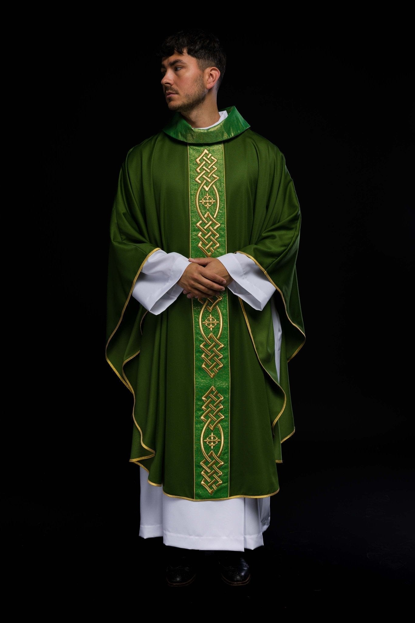Casulla verde con galón ricamente bordado