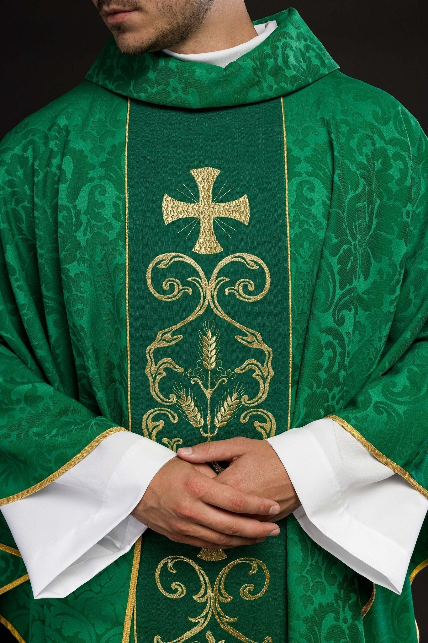 Casulla verde con galón ricamente bordado