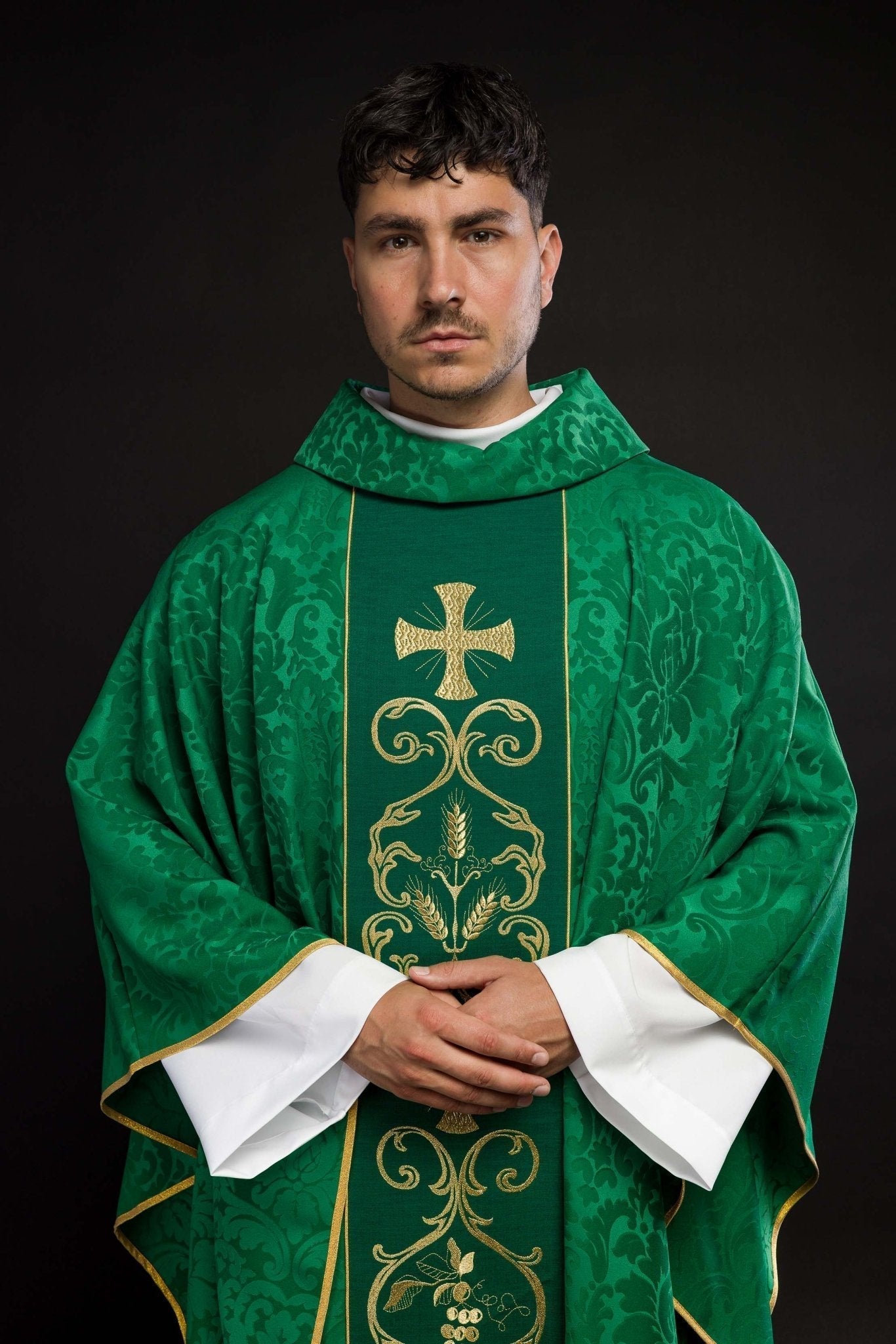 Casulla verde con galón ricamente bordado