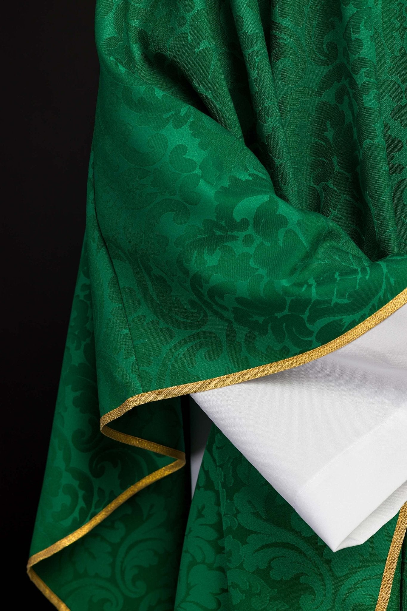 Casulla verde con galón ricamente bordado