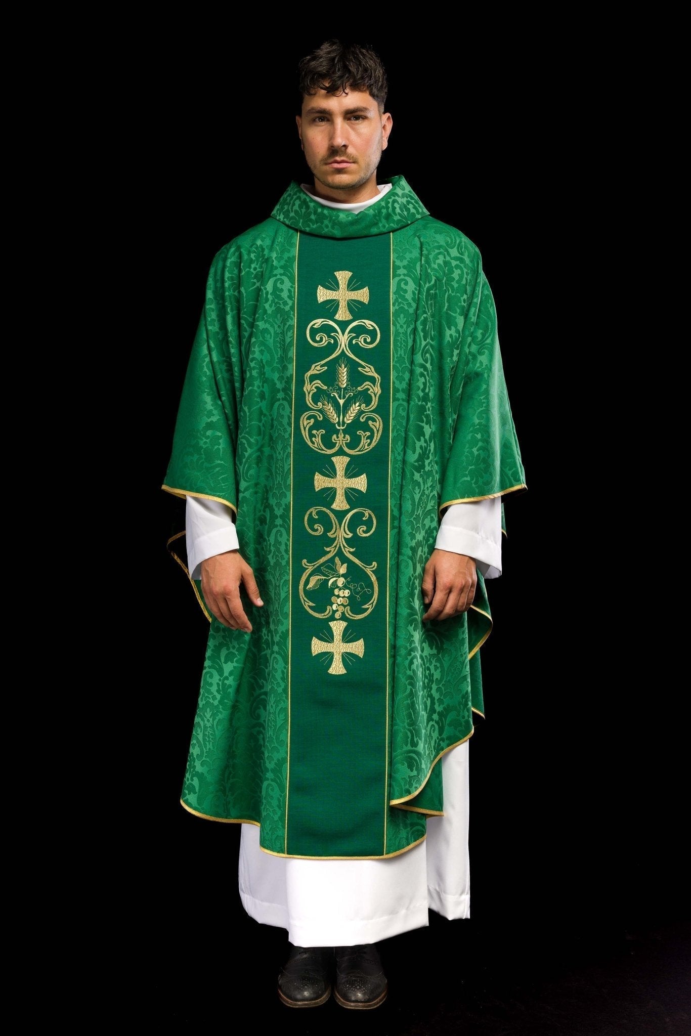 Casulla verde con galón ricamente bordado