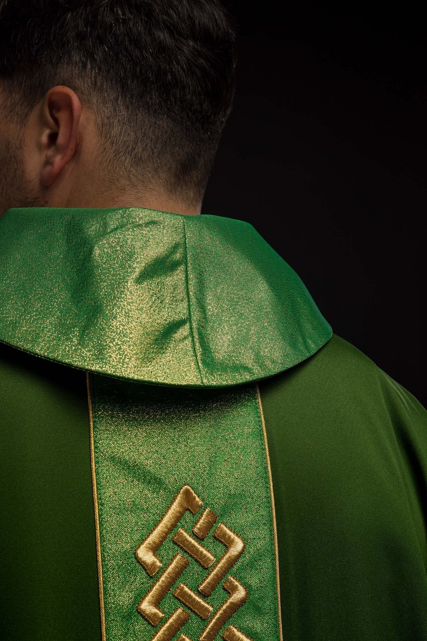 Casulla verde con galón ricamente bordado