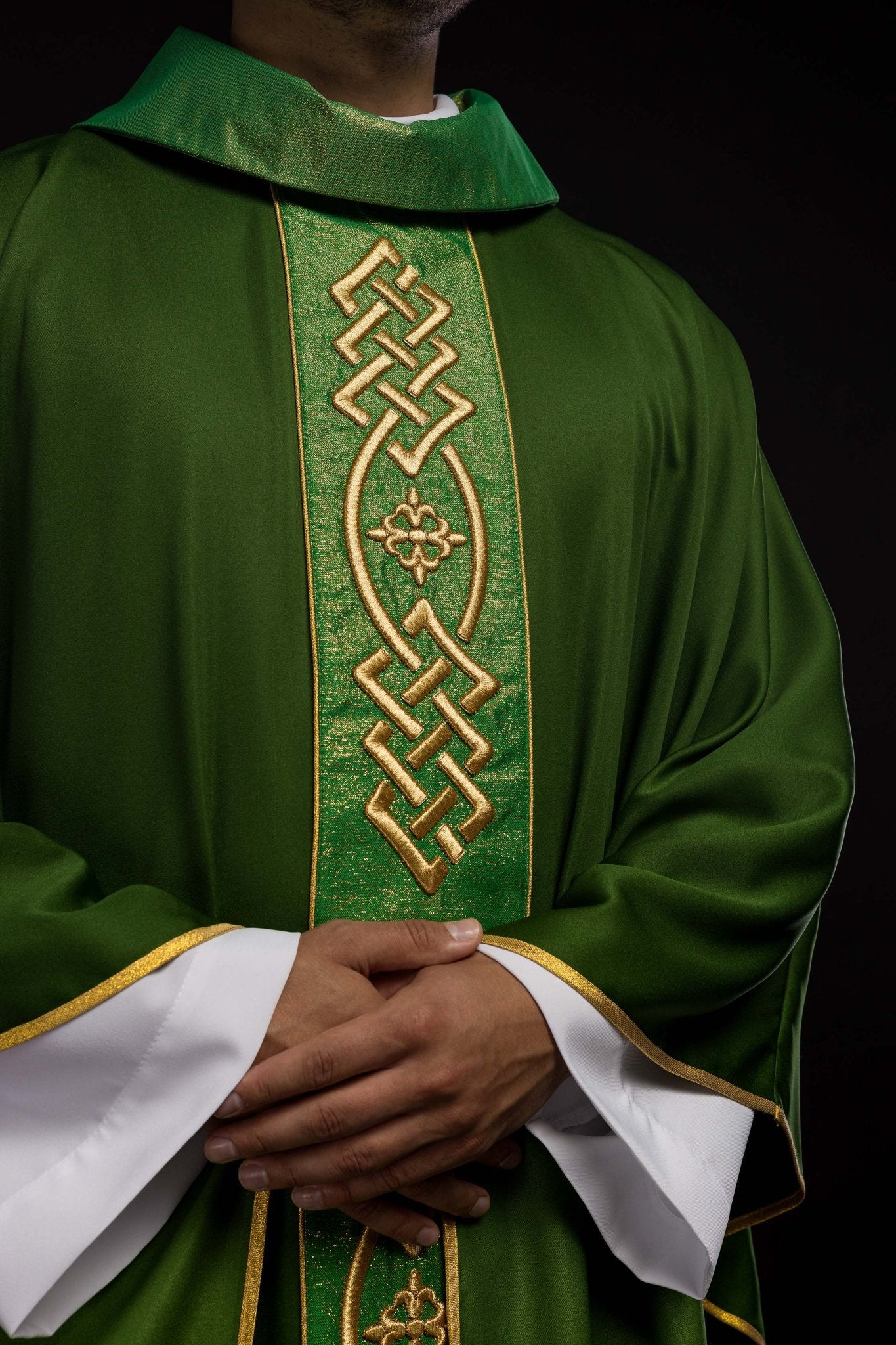 Casulla verde con galón ricamente bordado