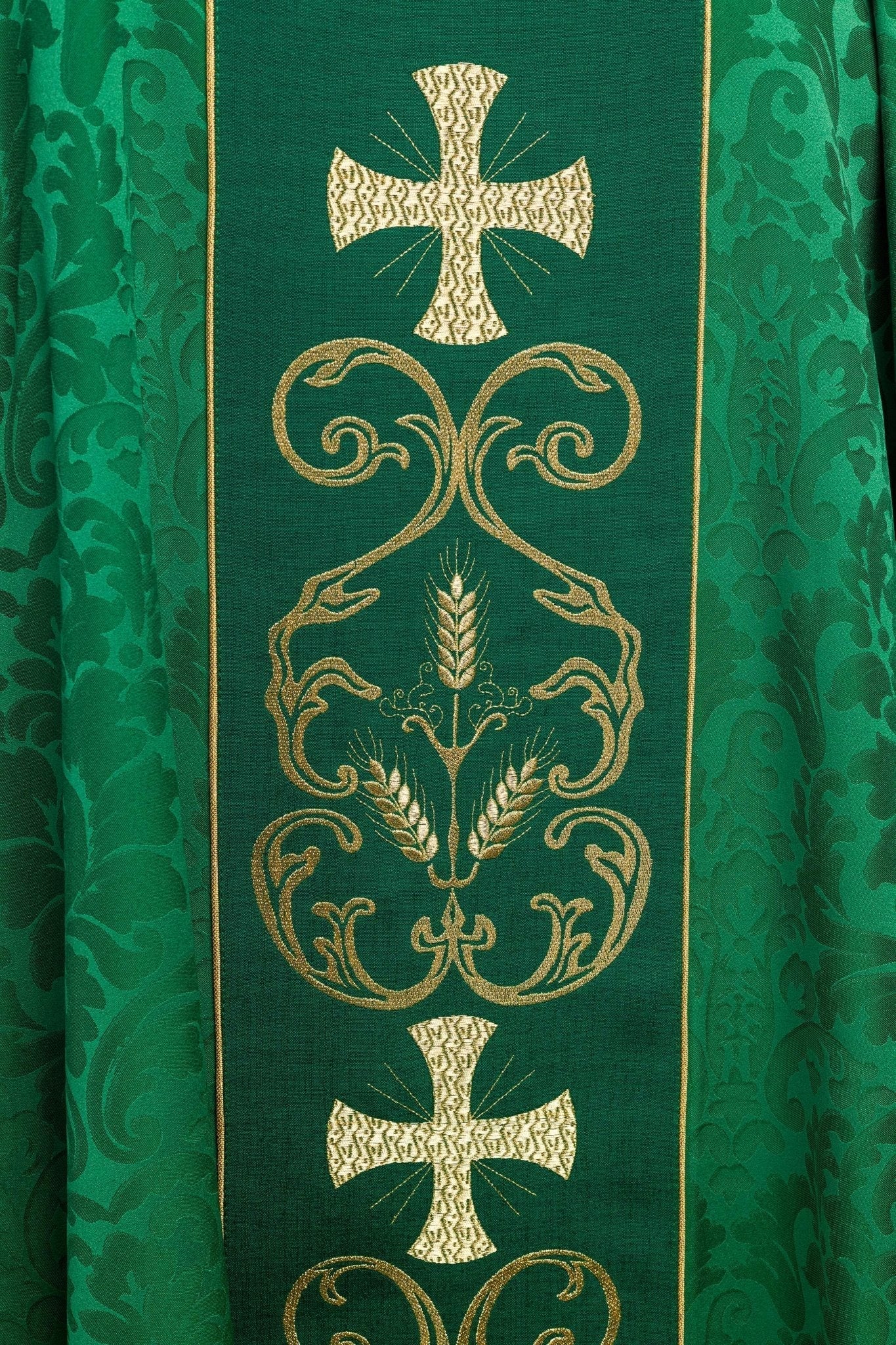 Casulla verde con galón ricamente bordado