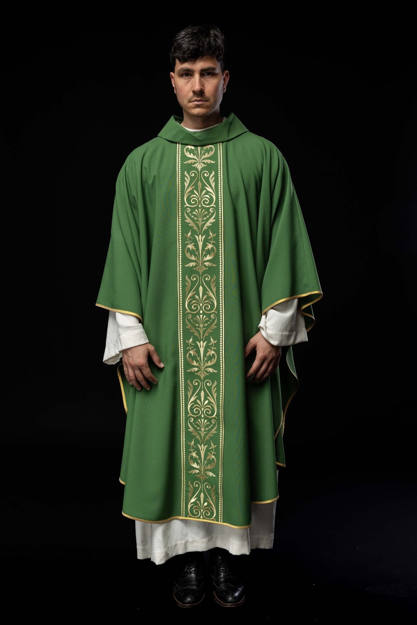 Casulla verde con motivo bordado dorado