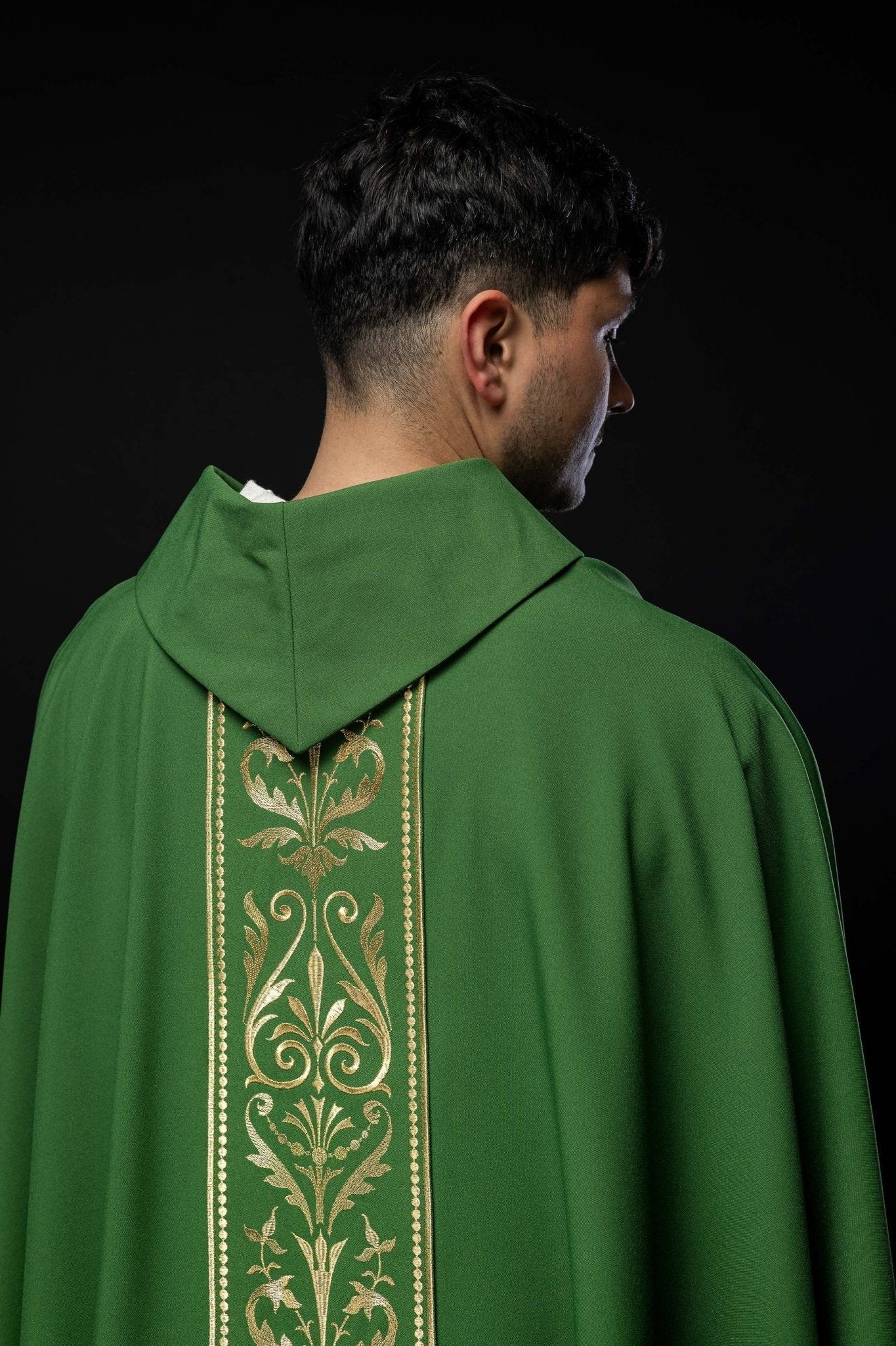 Casulla verde con motivo bordado dorado
