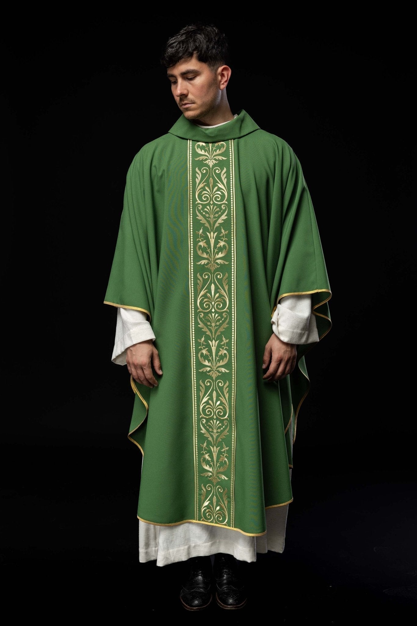 Casulla verde con motivo bordado dorado