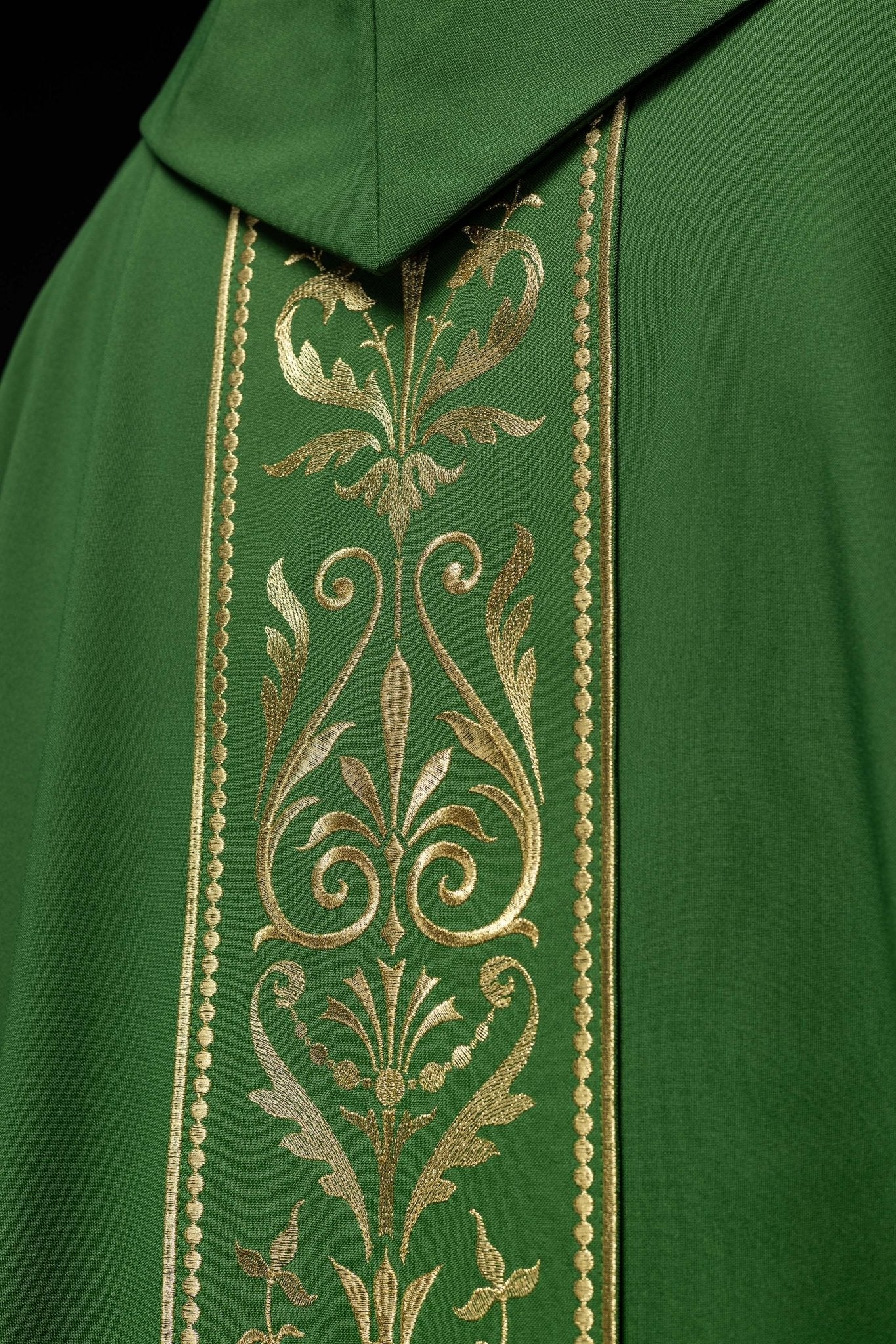 Casulla verde con motivo bordado dorado