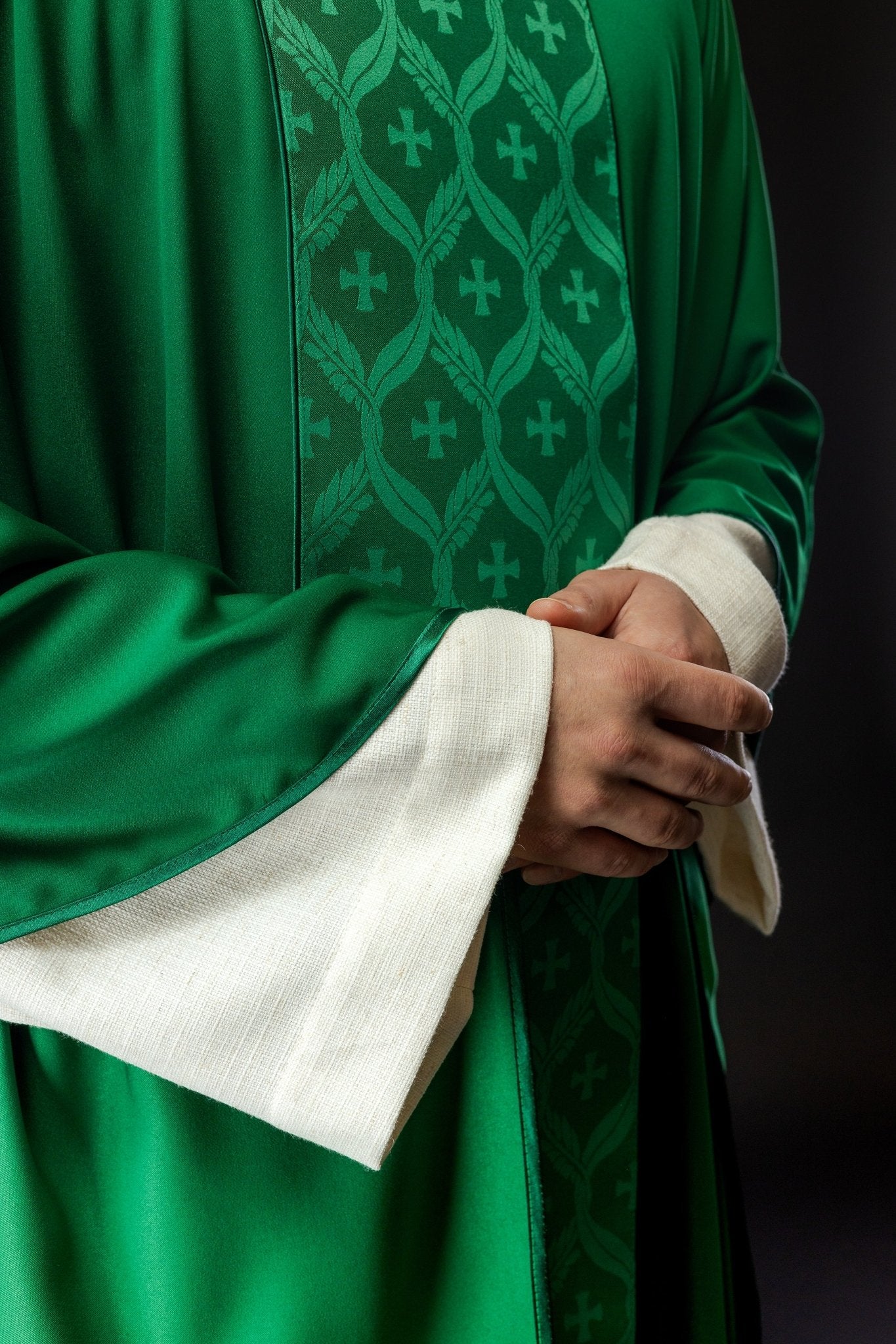 Casulla verde con patrón de cruz jacquard