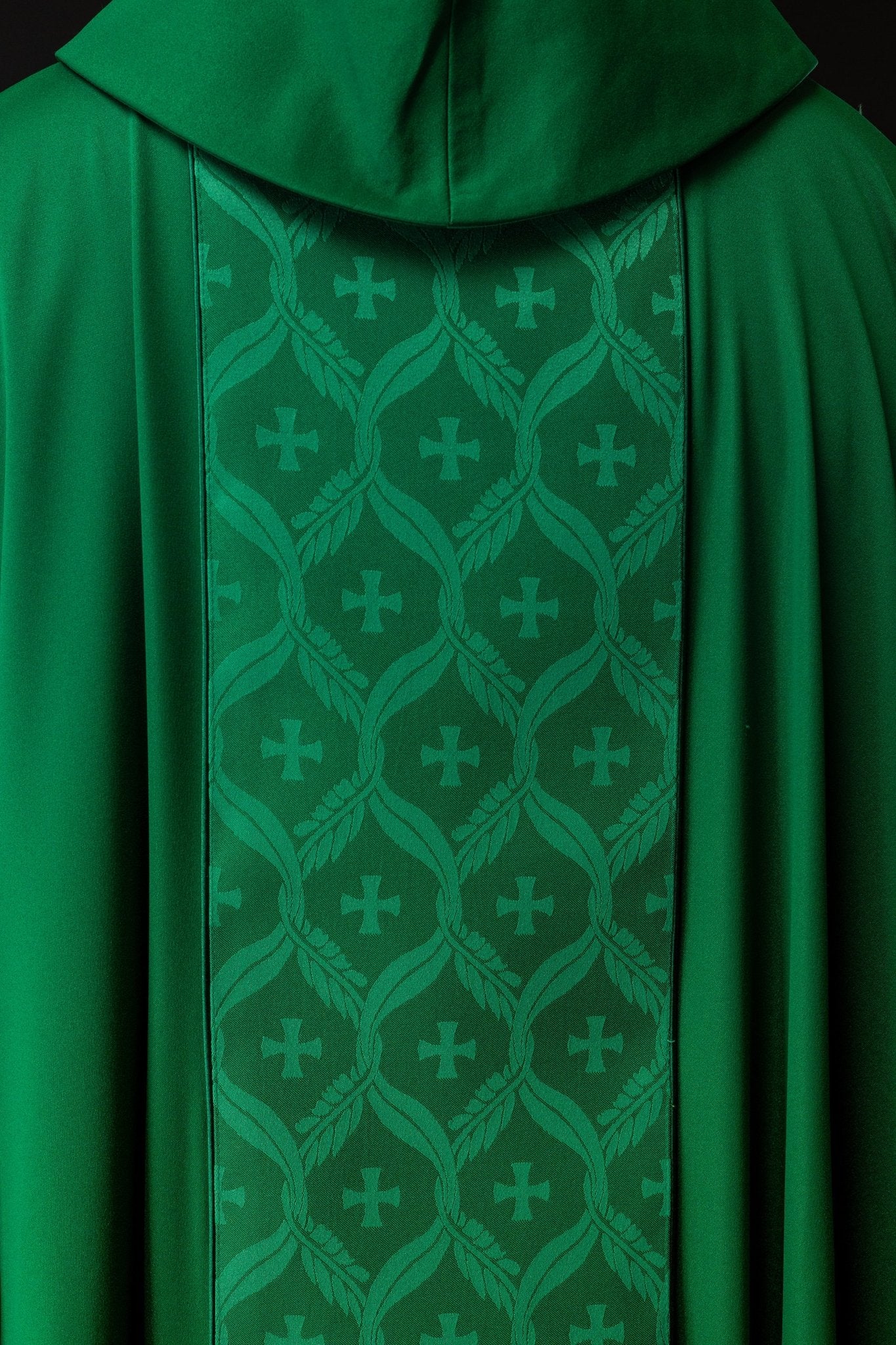 Casulla verde con patrón de cruz jacquard