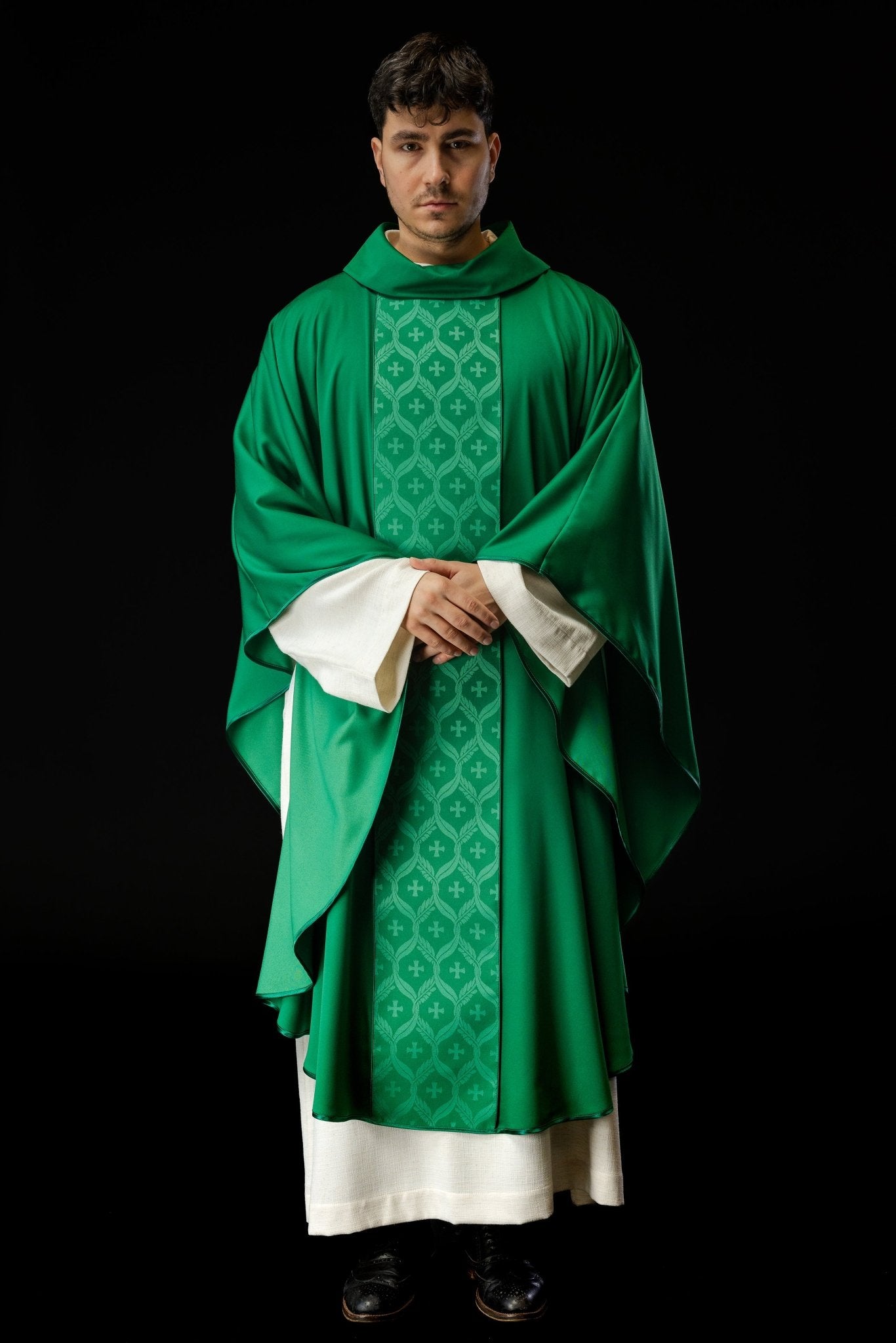 Casulla verde con patrón de cruz jacquard