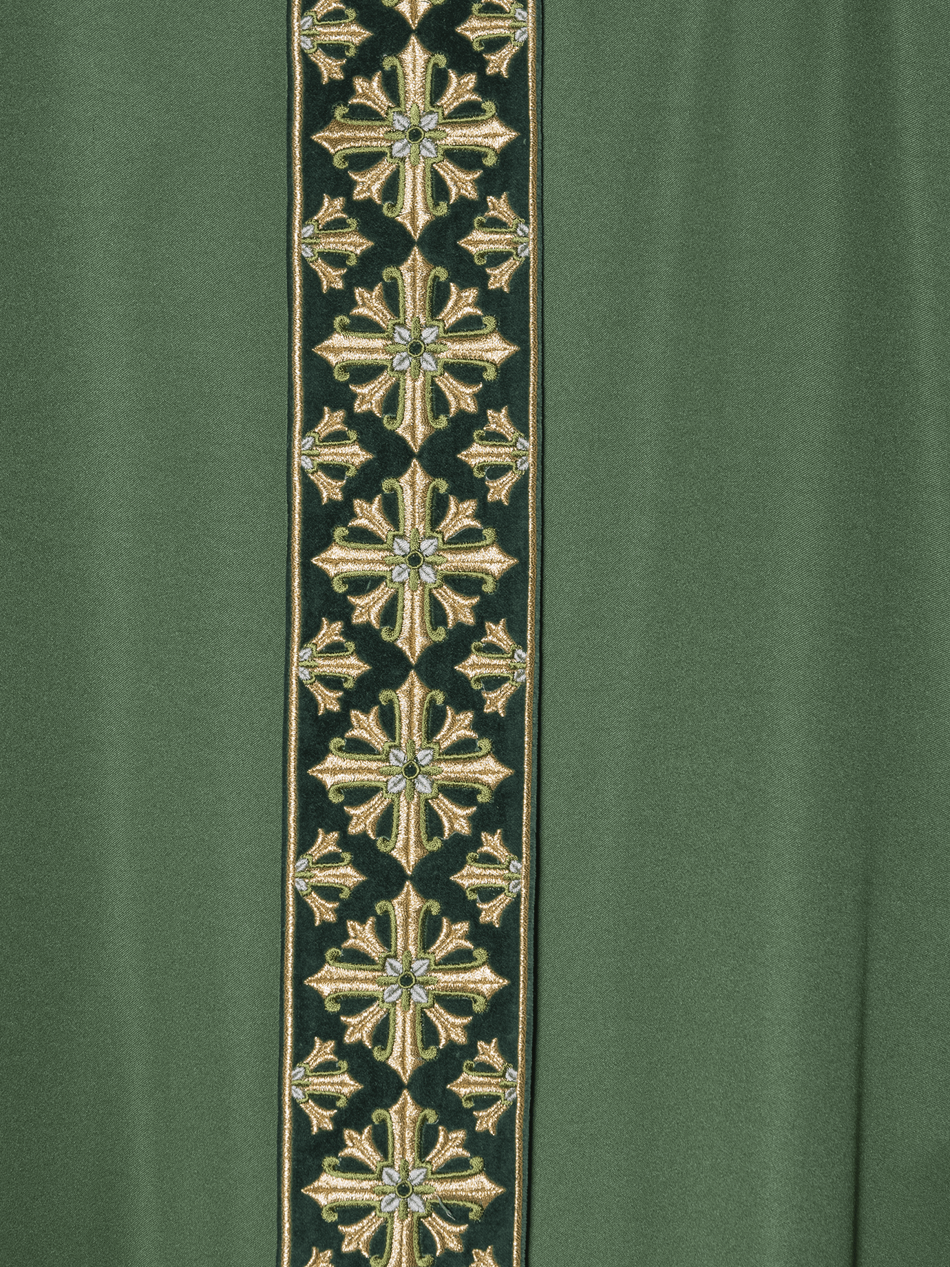 Casulla verde ricamente bordada