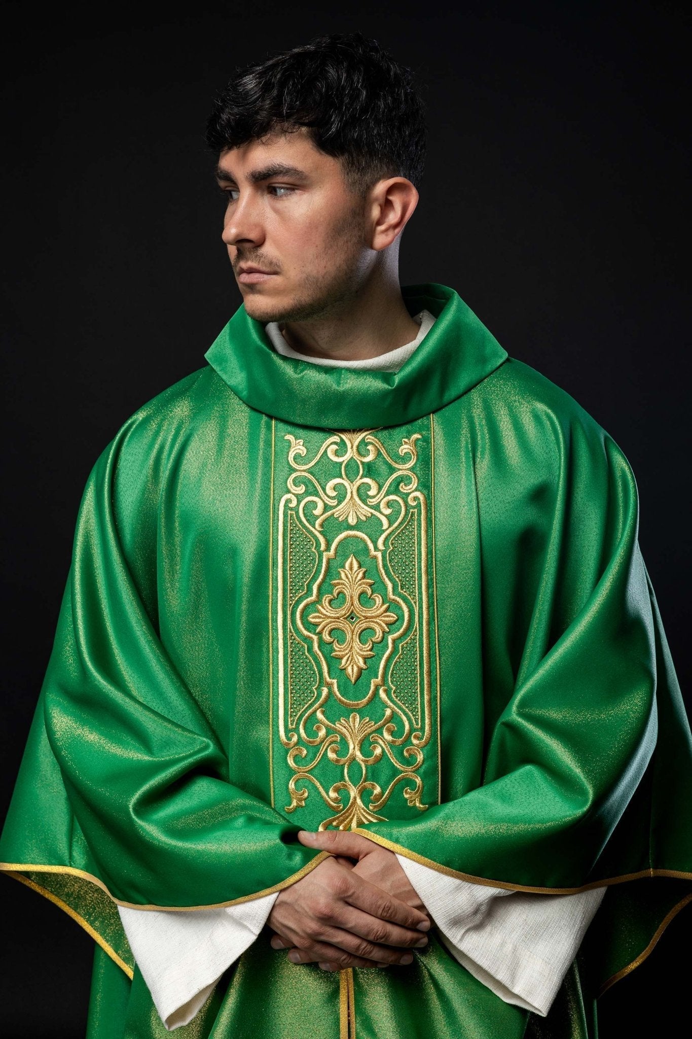 Casulla verde ricamente bordada de lustre