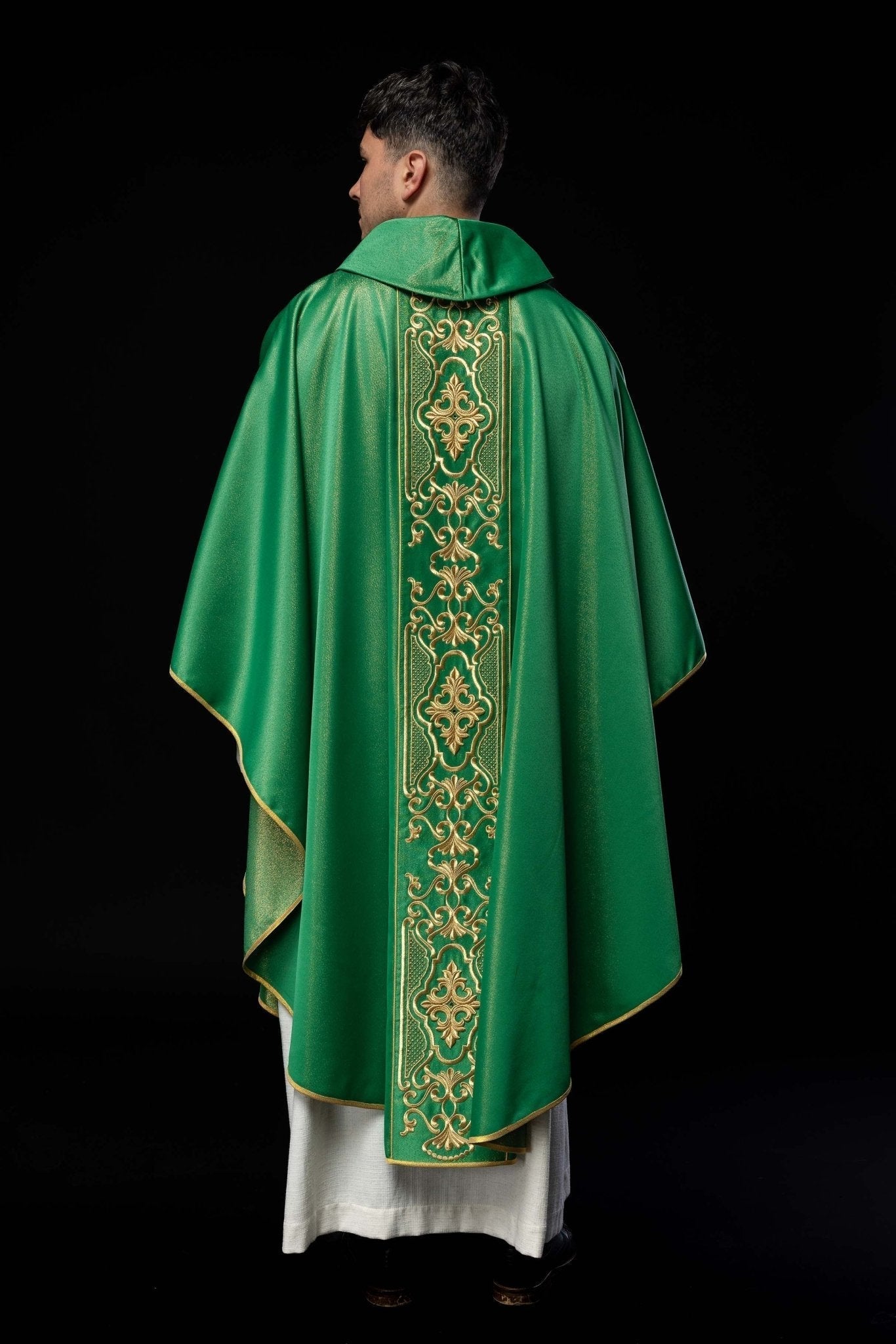 Casulla verde ricamente bordada de lustre