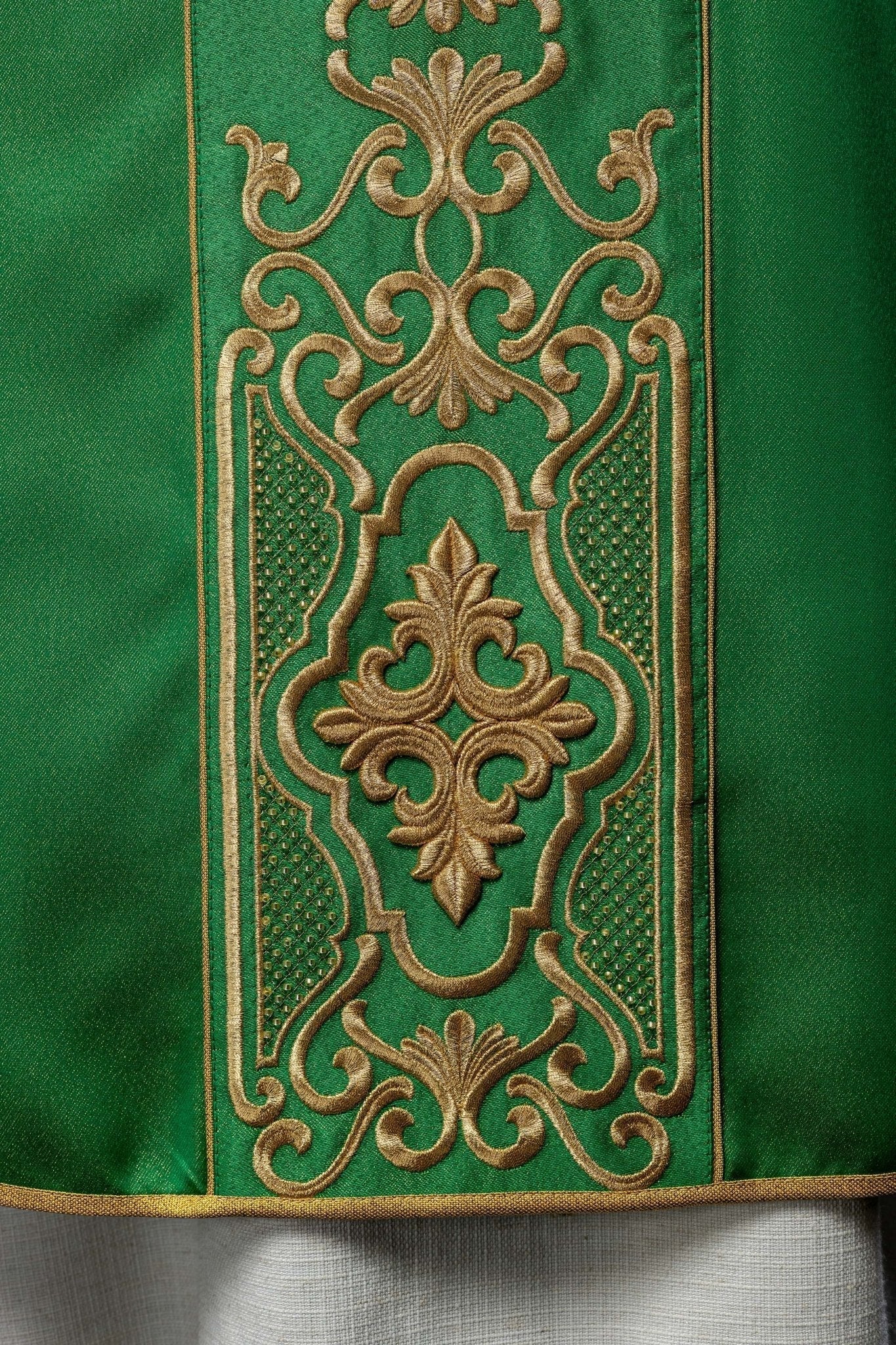Casulla verde ricamente bordada de lustre