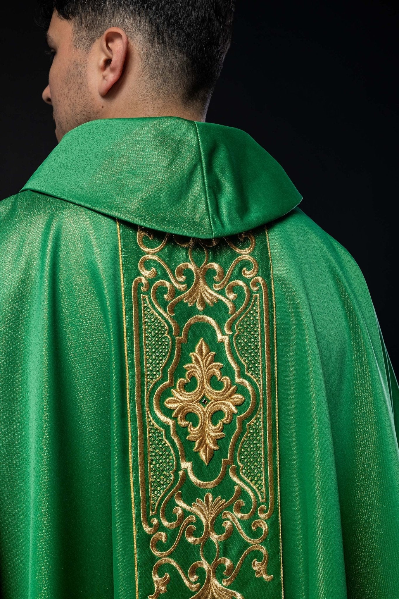 Casulla verde ricamente bordada de lustre