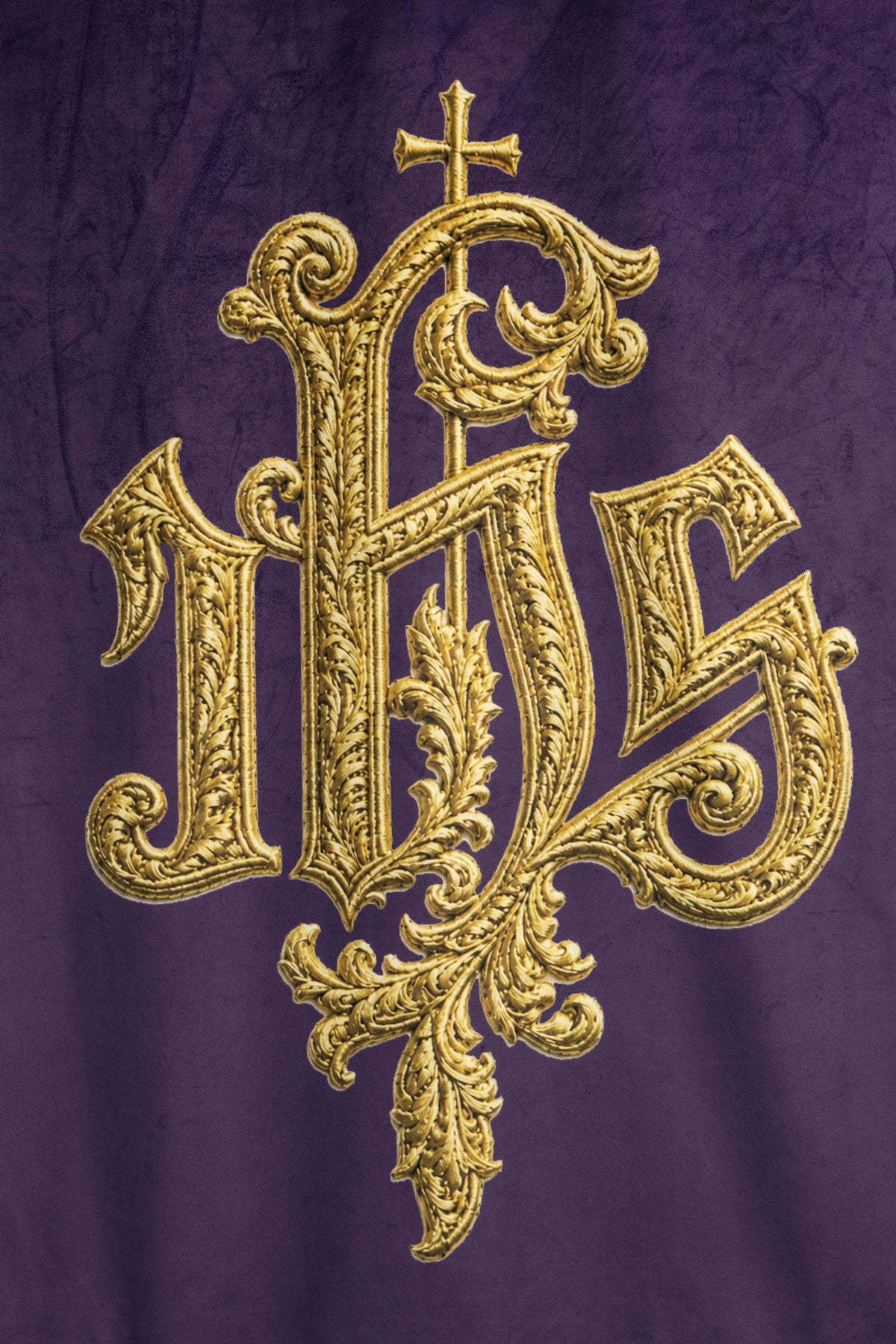Estandarte morado, acercamiento al monograma IHS dorado con cruz y adornos vegetales