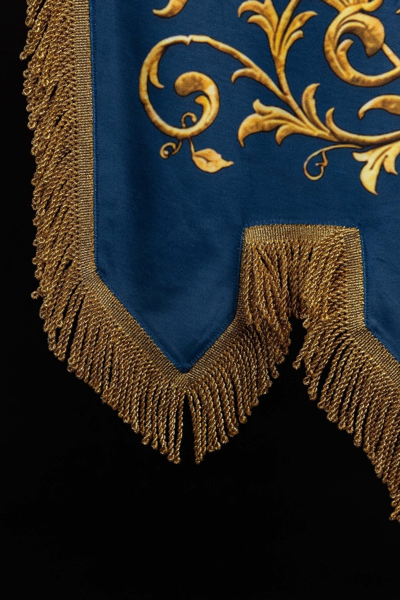 Chorągiew drukowana dwustronna z wizerunkiem Matki Bożej Niepokalanej i monogramem