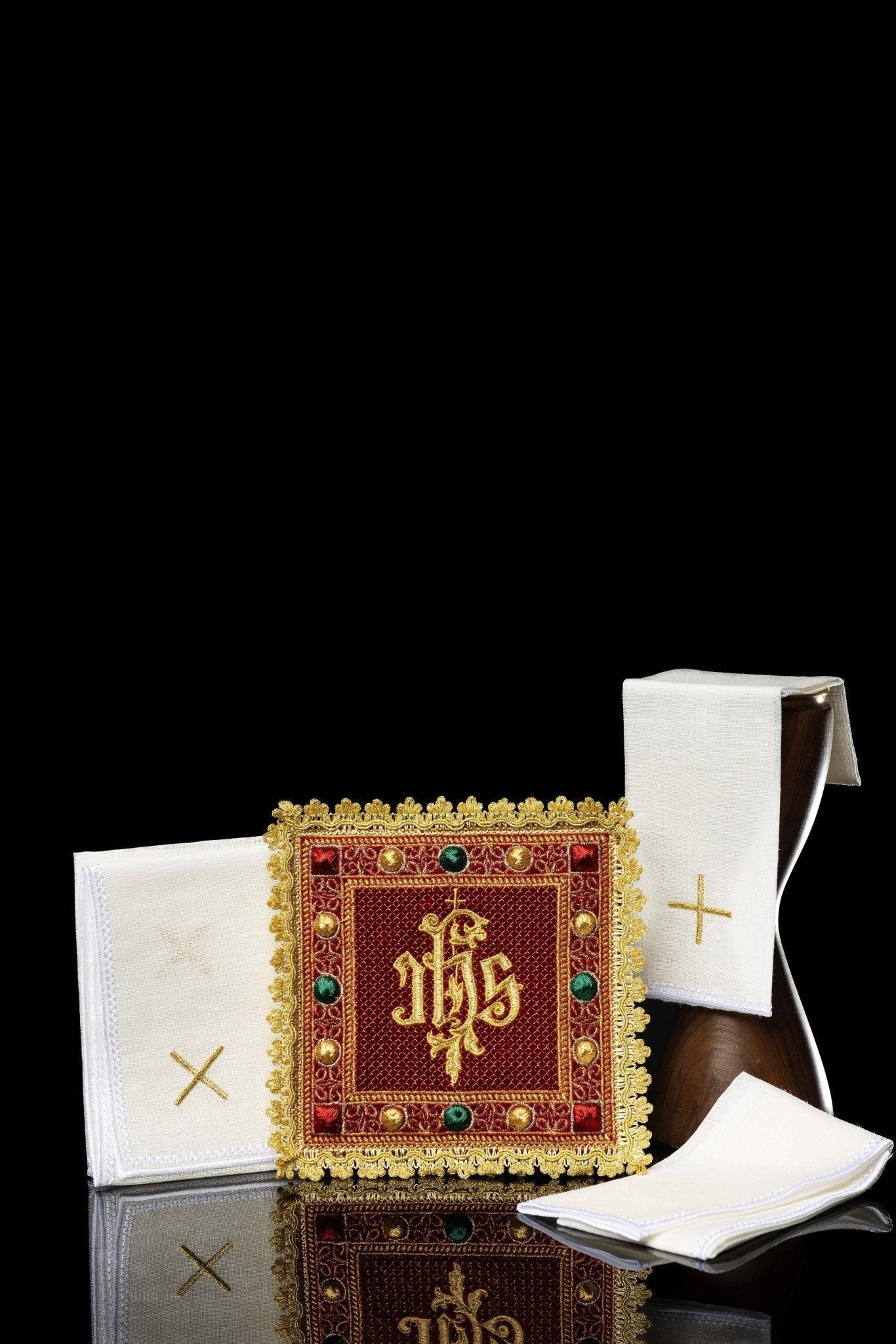 Servicio de altar de terciopelo en color rojo con el símbolo IHS bordado