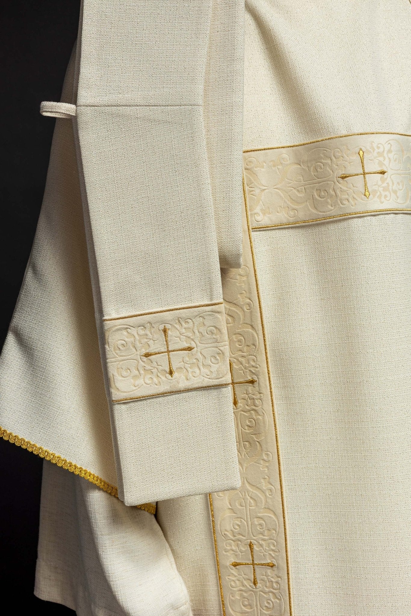 Cortina con rayas de terciopelo y cruces doradas bordadas, crudo