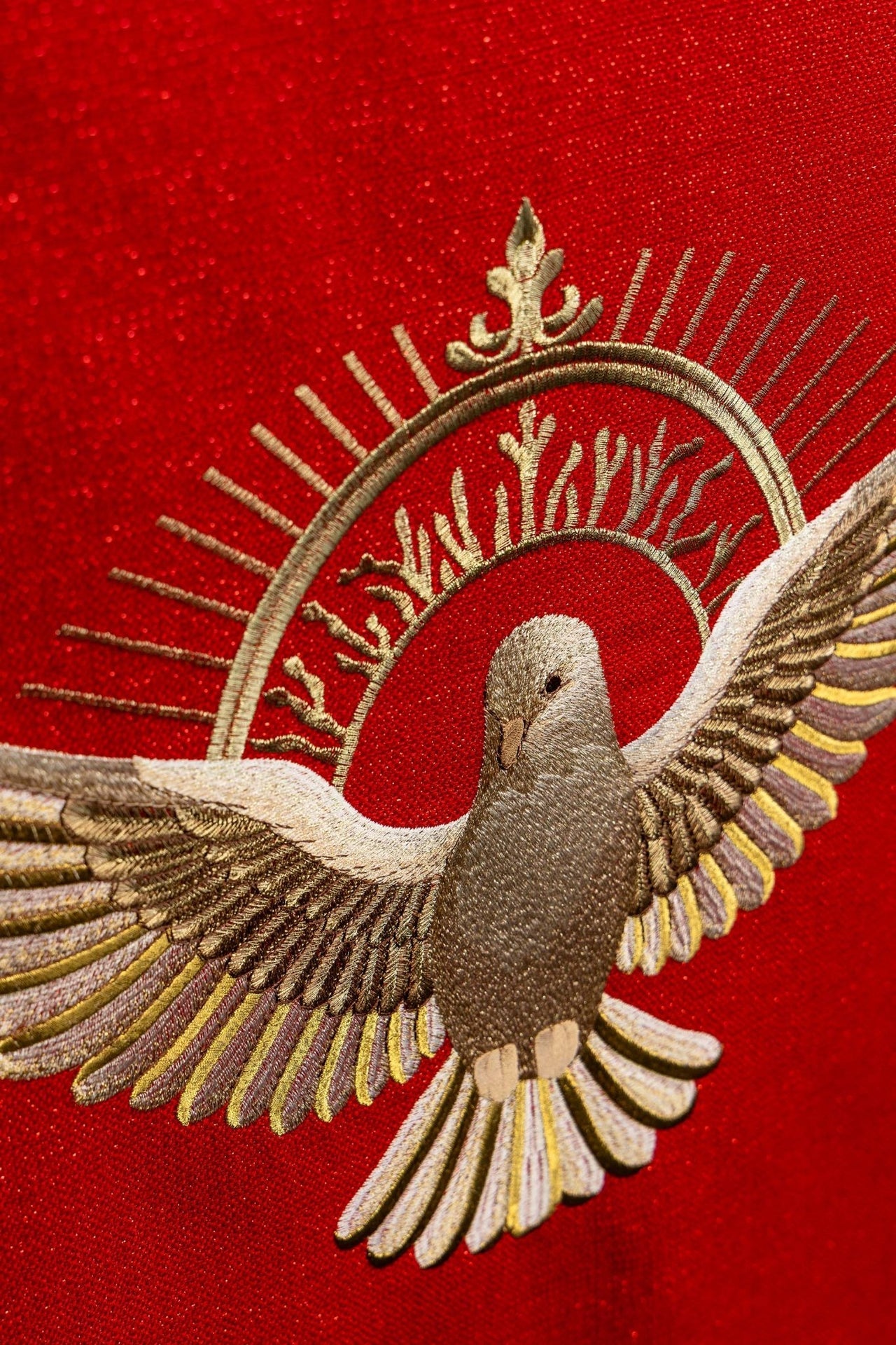 Czerwona serweta Na Lektorium Haftowana Z Symbolem Gołębicy i płomieni