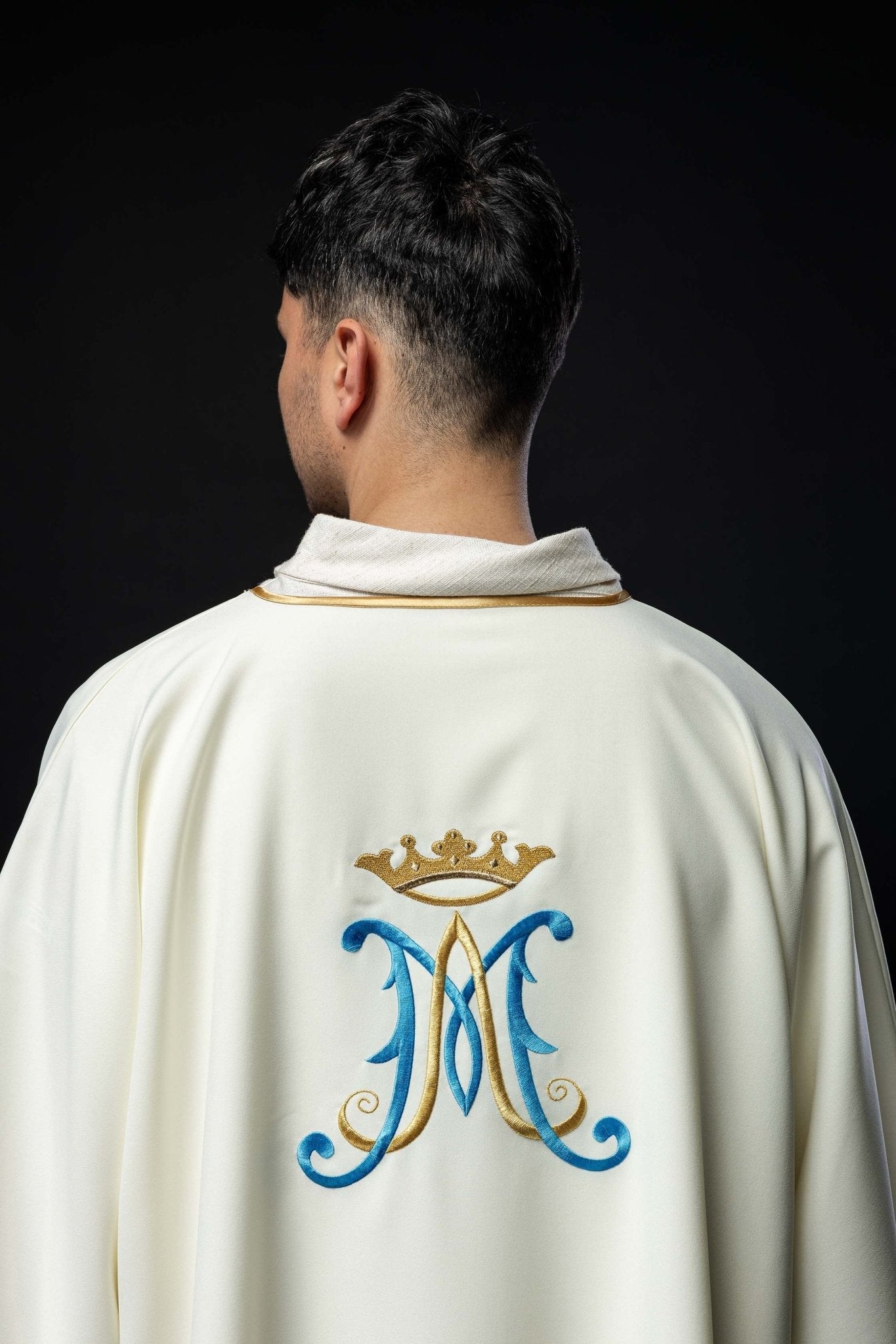 Dalmática color marfil con bordado mariano