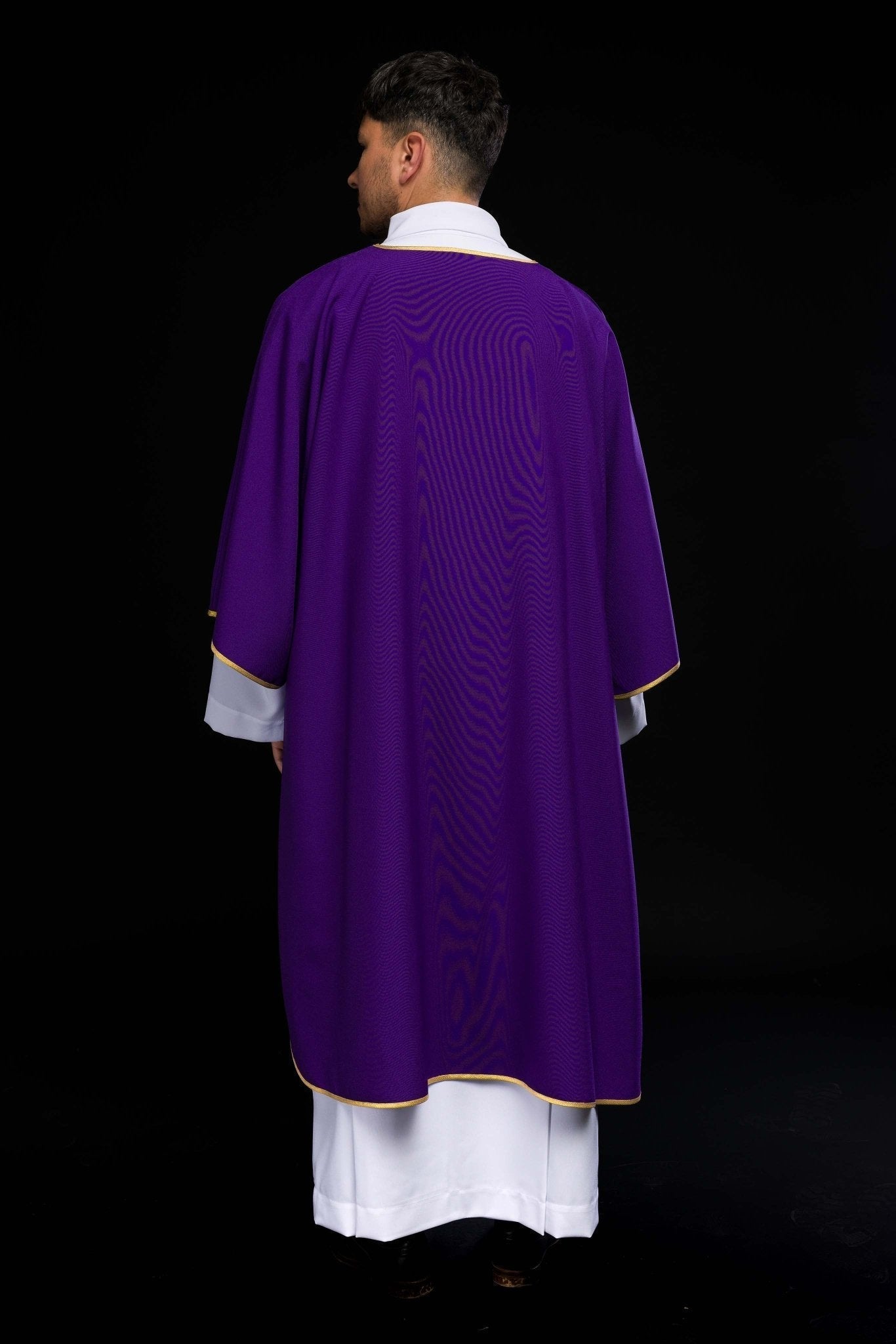 Dalmatica lisa color violeta con ribete dorado
