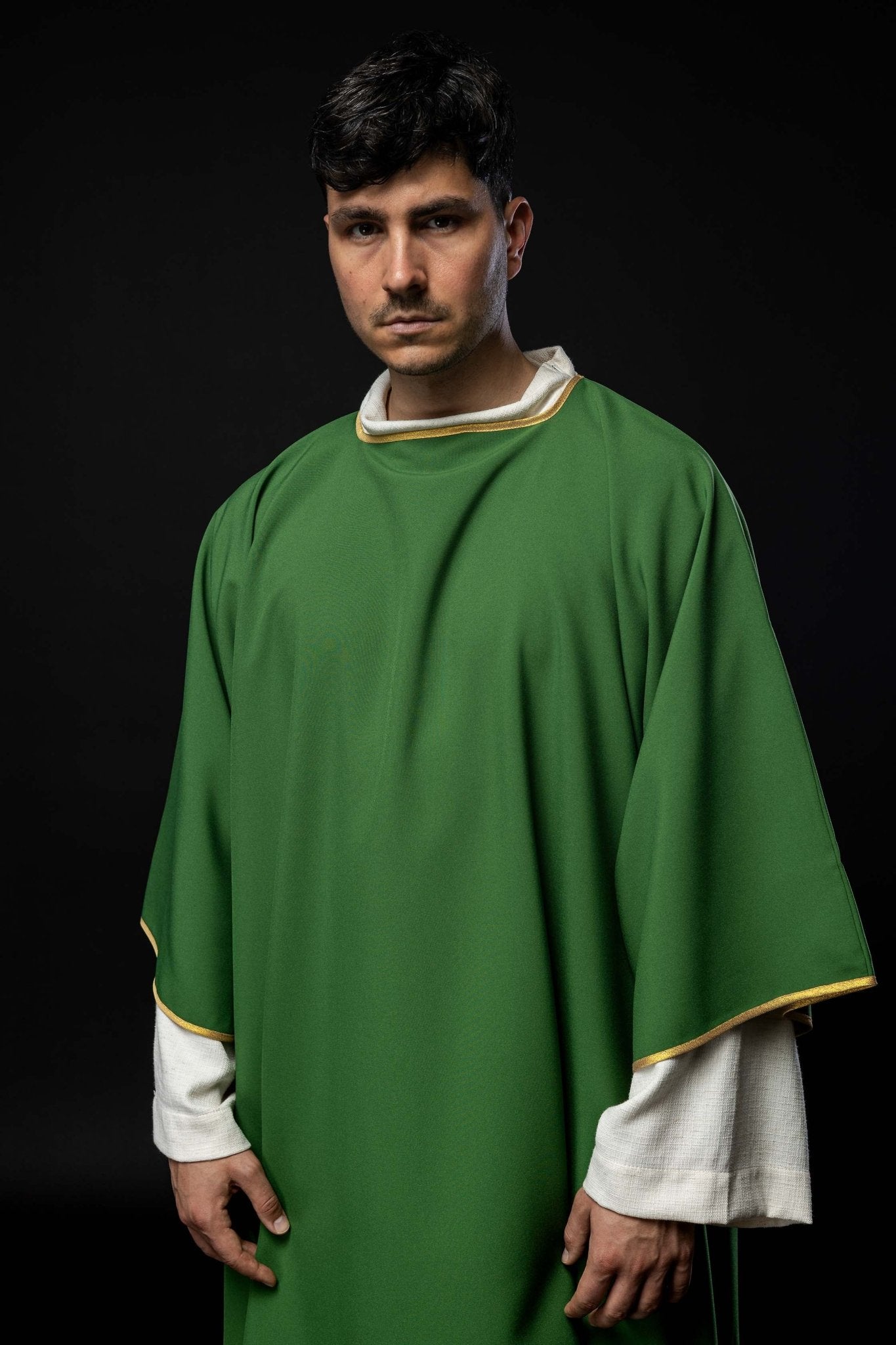 Dalmática lisa con ribete dorado en color verde