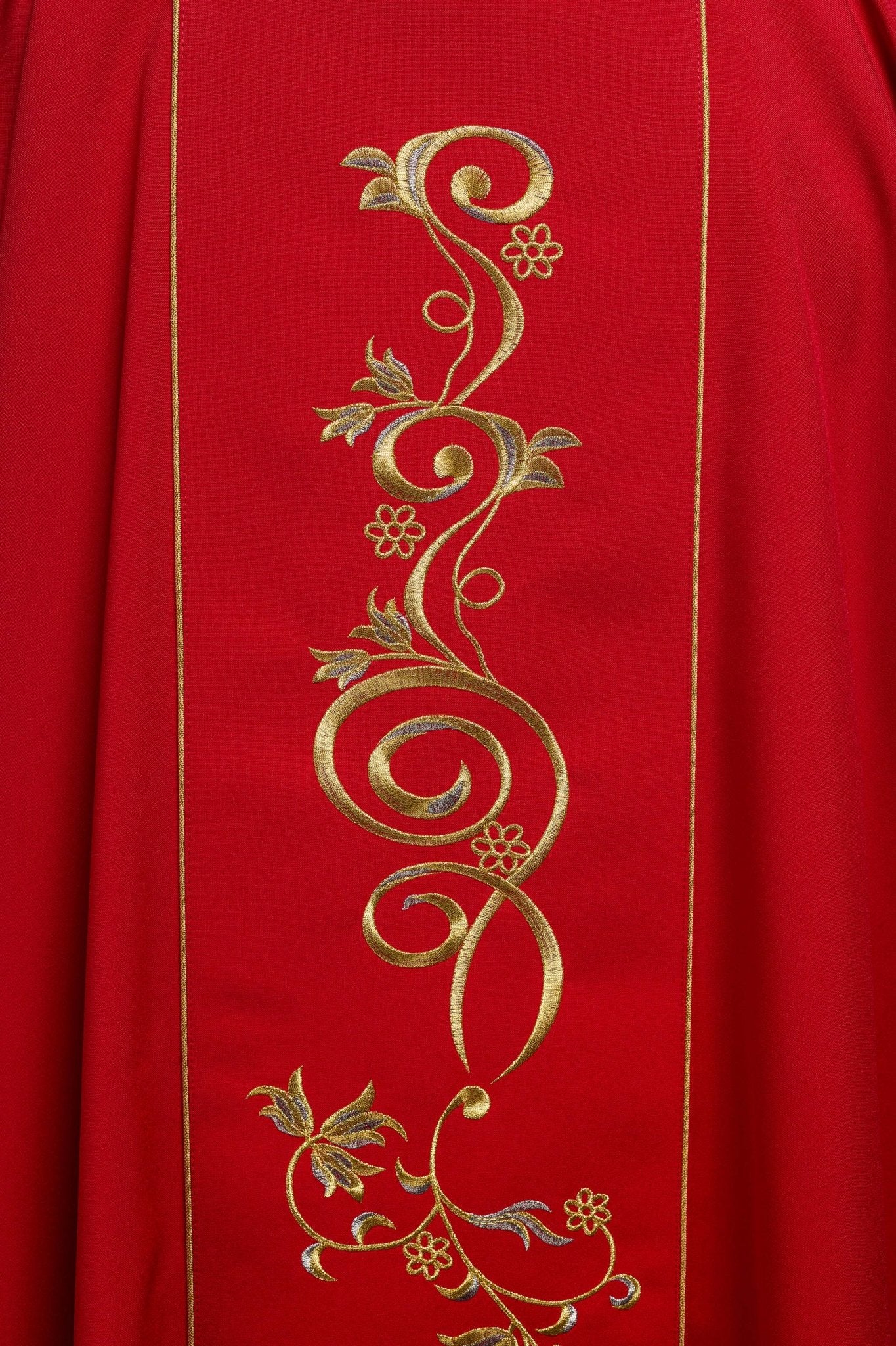 Dalmatica roja con banda bordada con el símbolo IHS