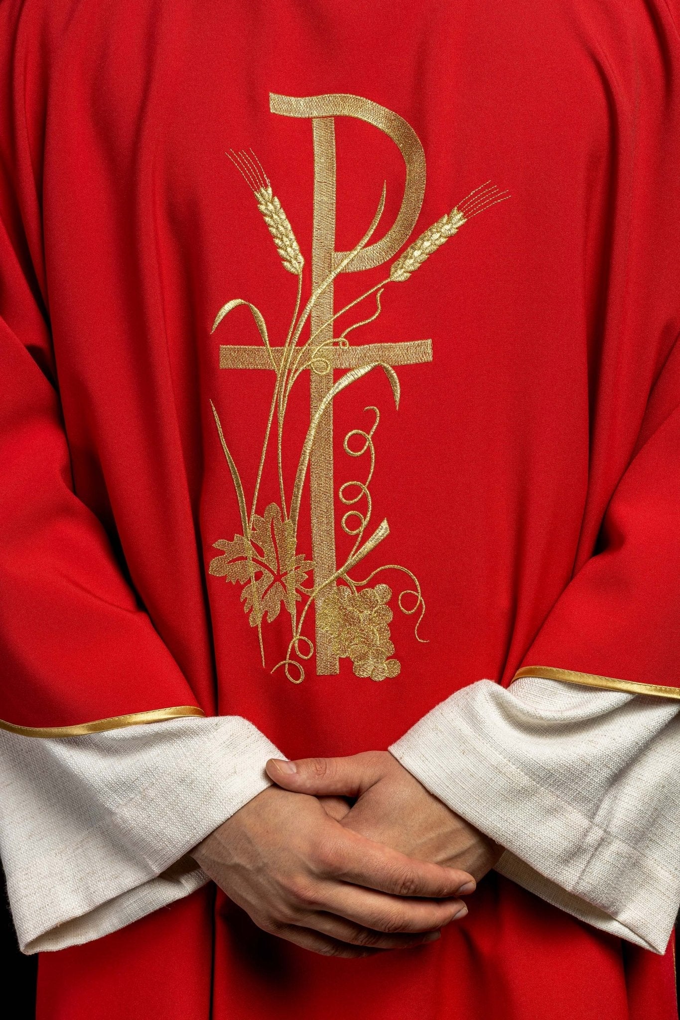 Dalmática roja con bordado dorado de la cruz Pax