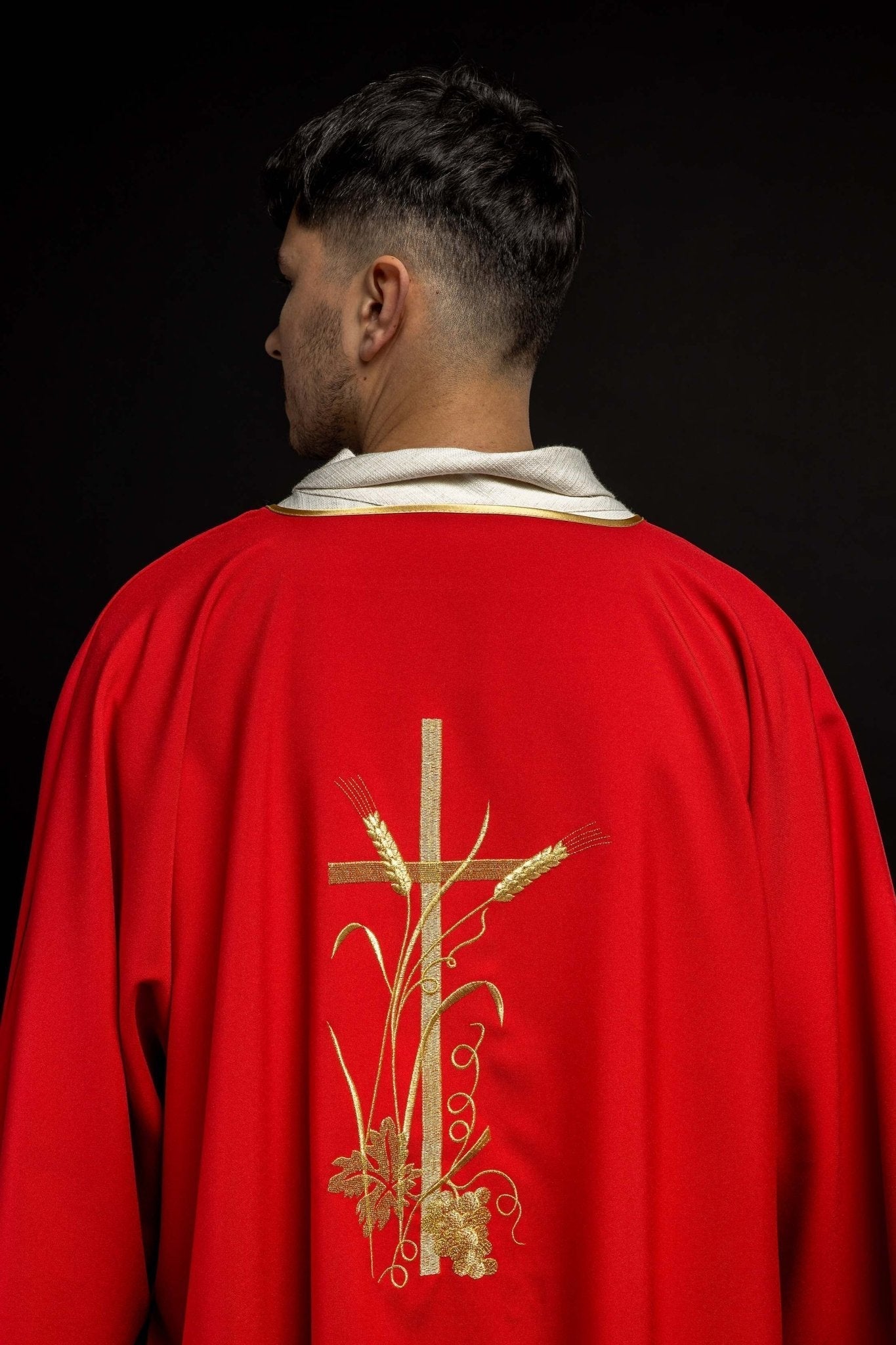 Dalmática roja con bordado dorado de la cruz Pax