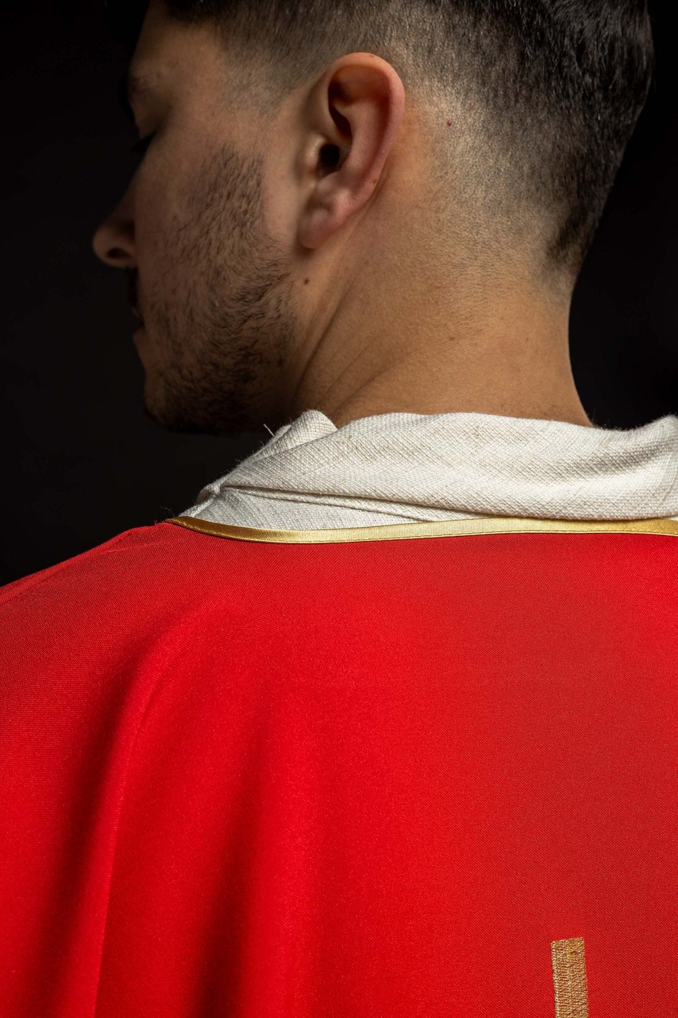 Dalmática roja con bordado dorado de la cruz Pax