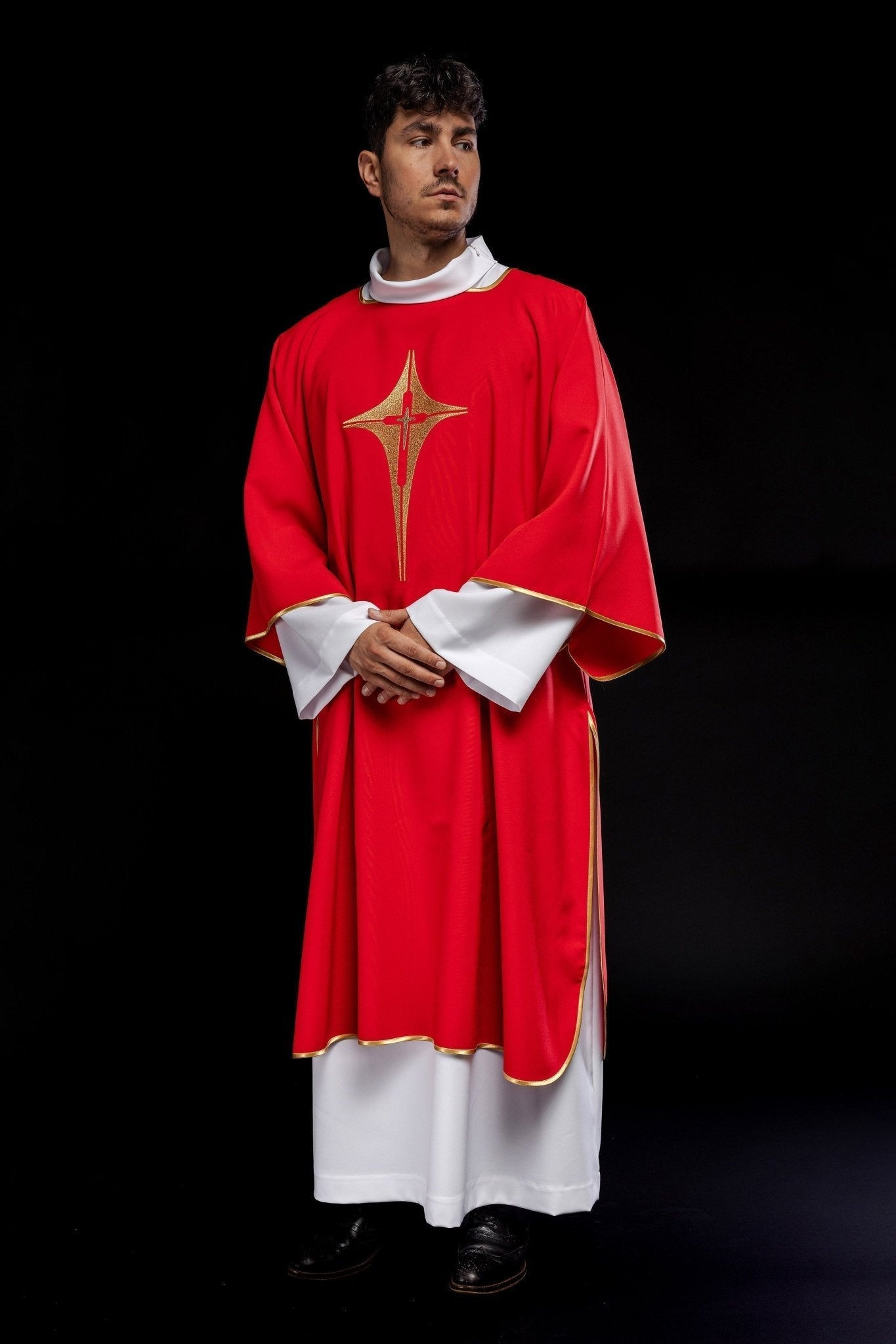 Dalmática roja con cruz de oro bordada