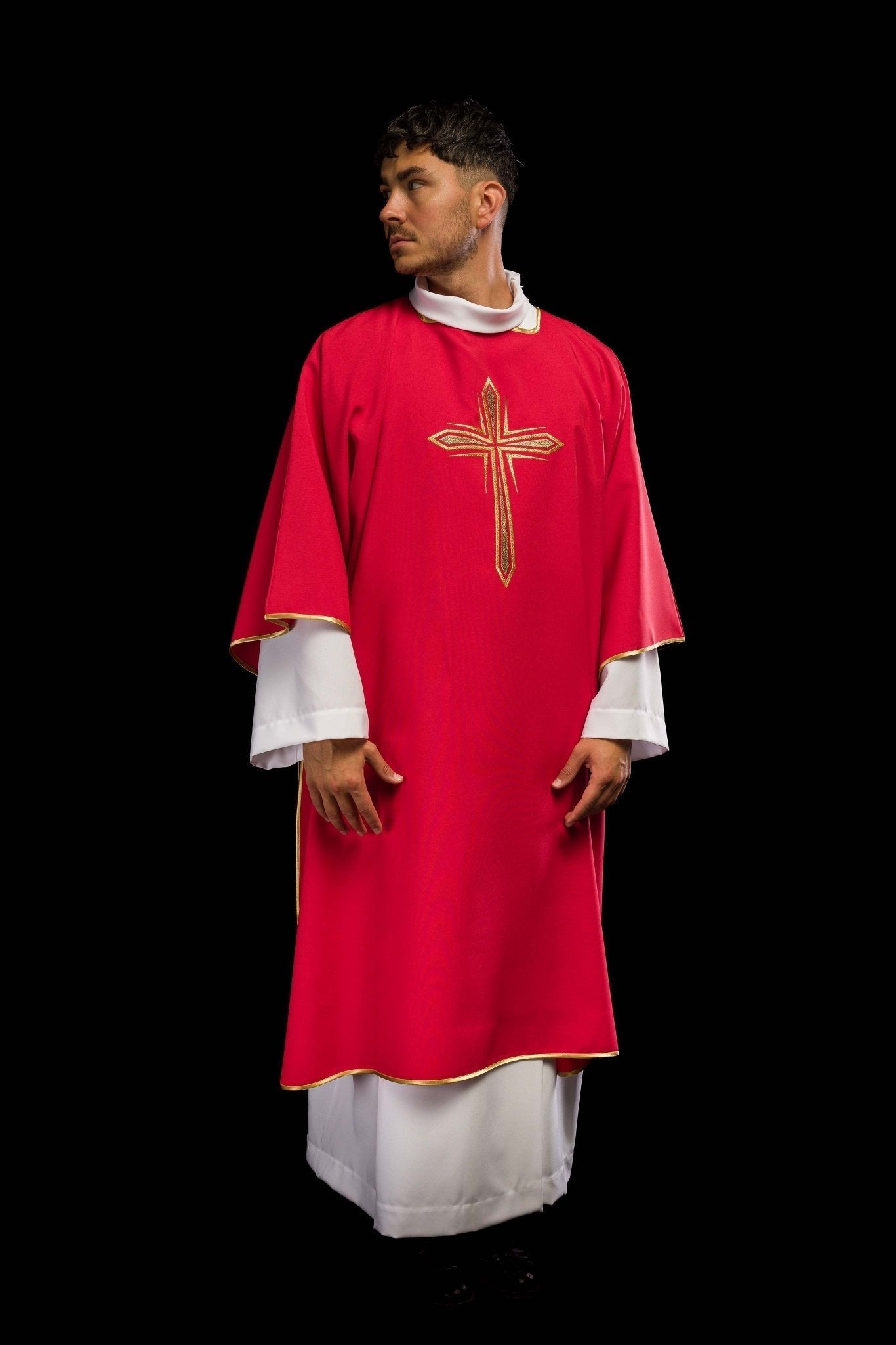 Dalmatica roja con cruz dorada bordada