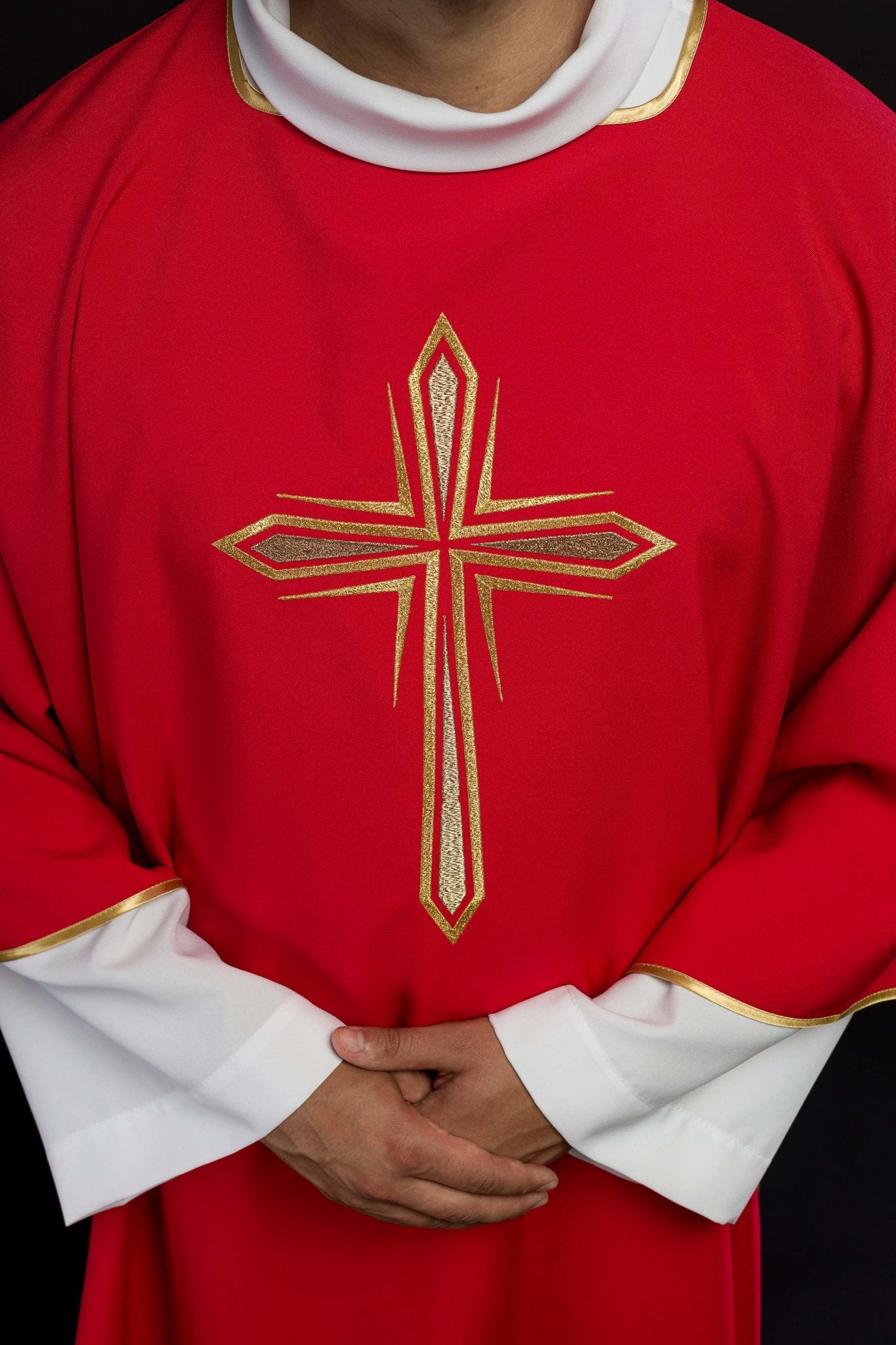Dalmatica roja con cruz dorada bordada