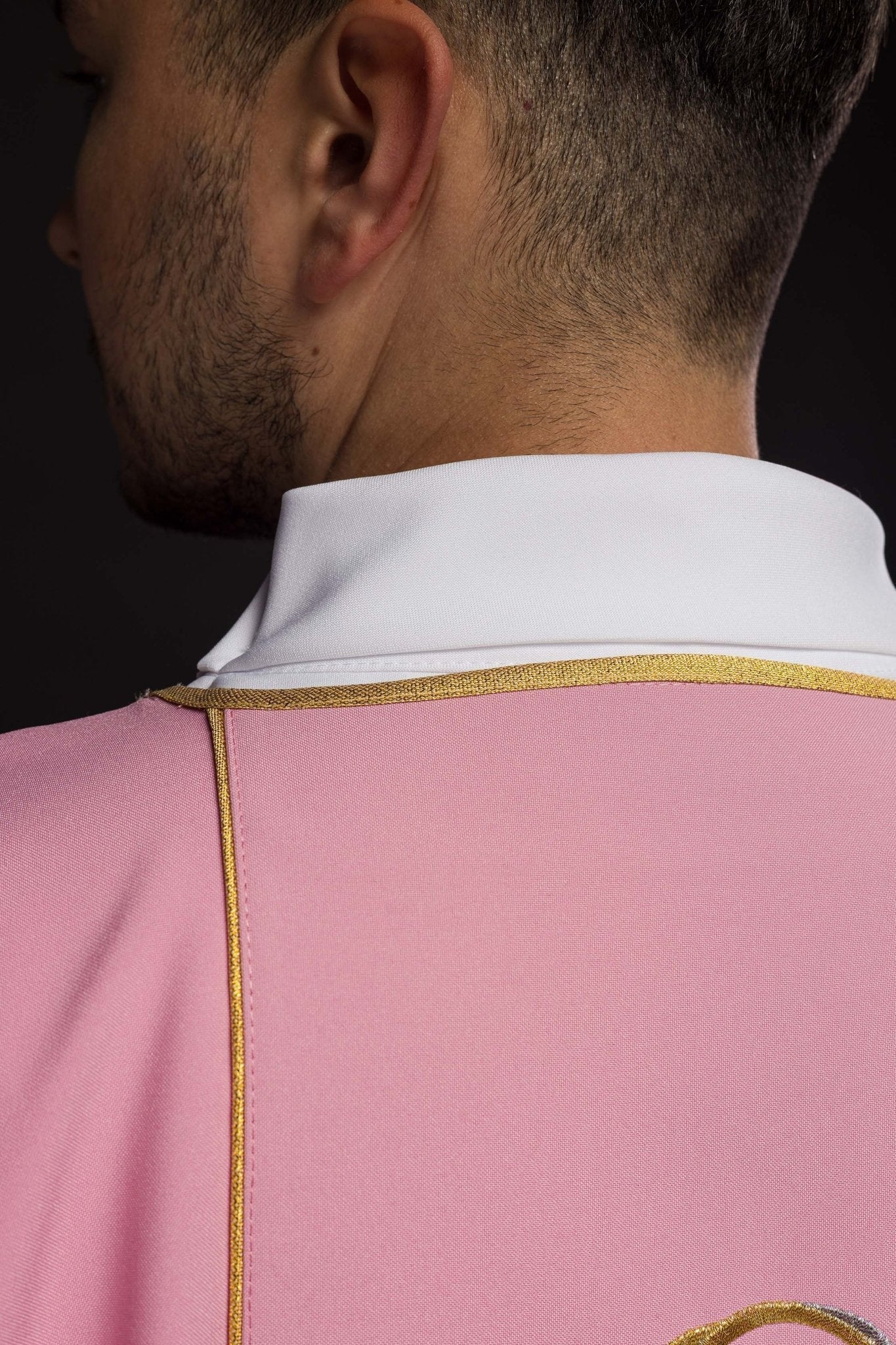 Dalmatica rosa con banda bordada IHS