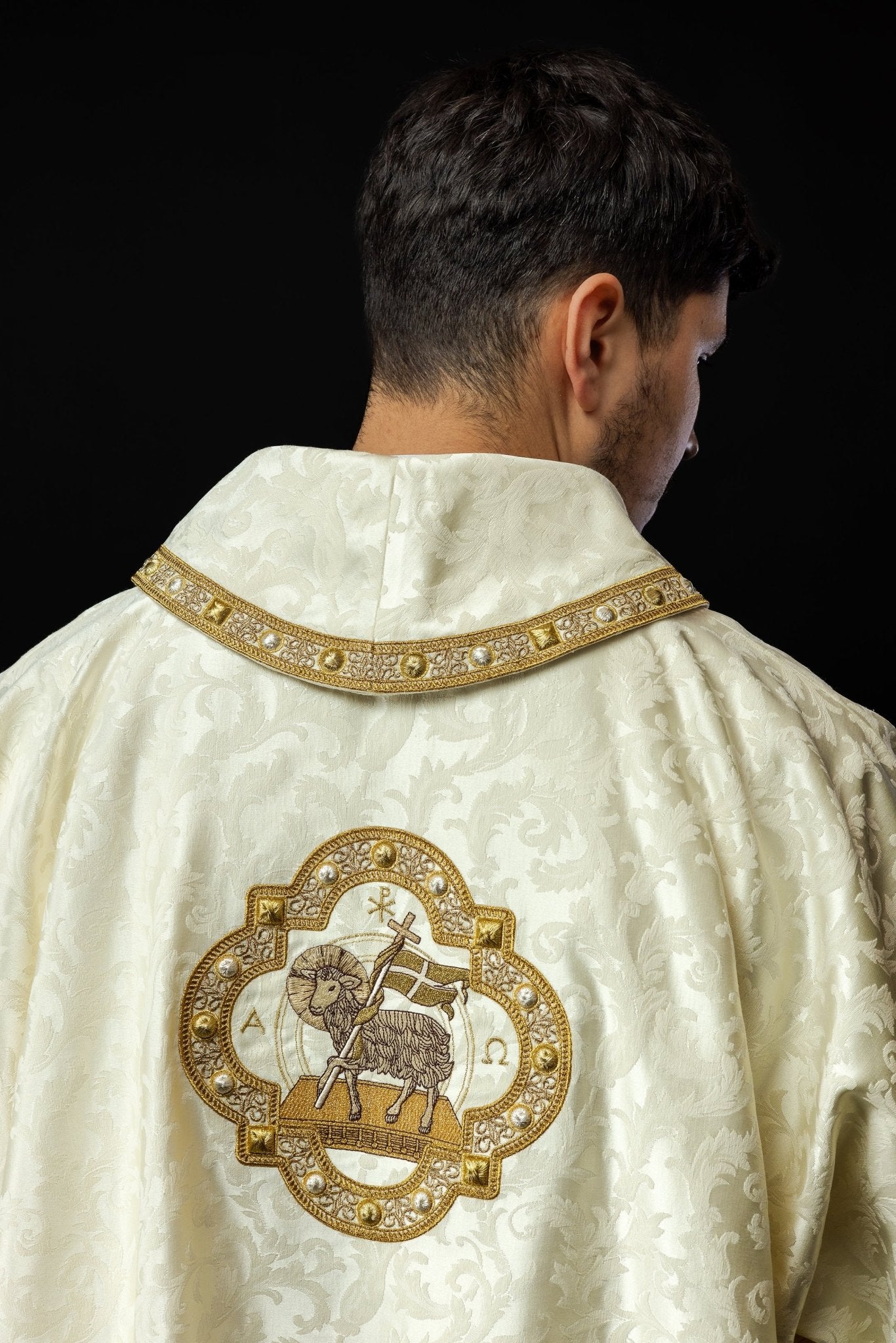Dalmatyka con el Cordero de Pascua confeccionada en un tejido decorativo