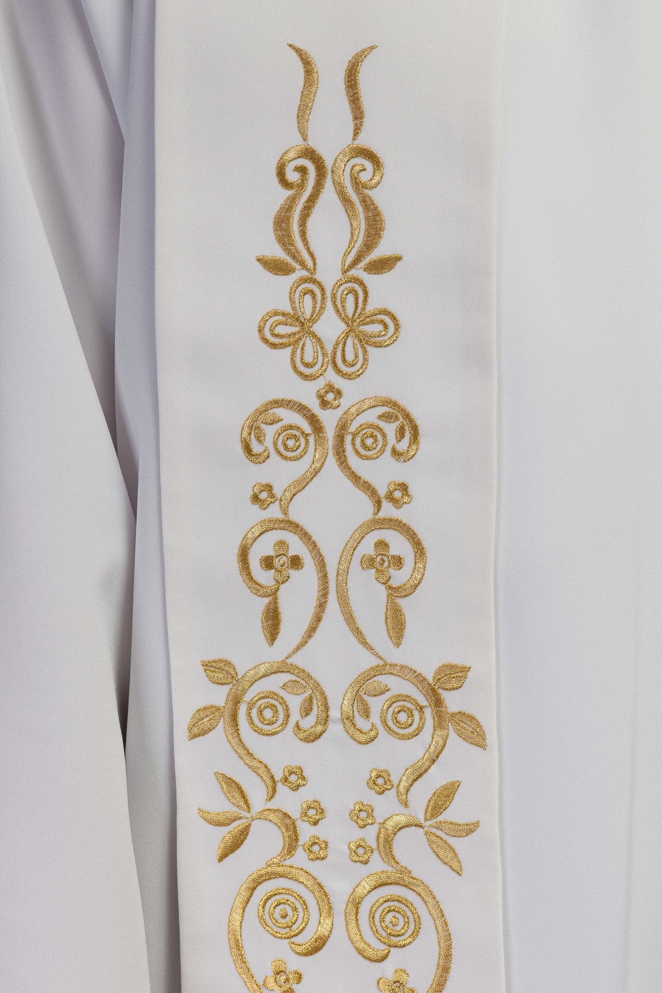 Estola blanca Mariana ricamente decorada