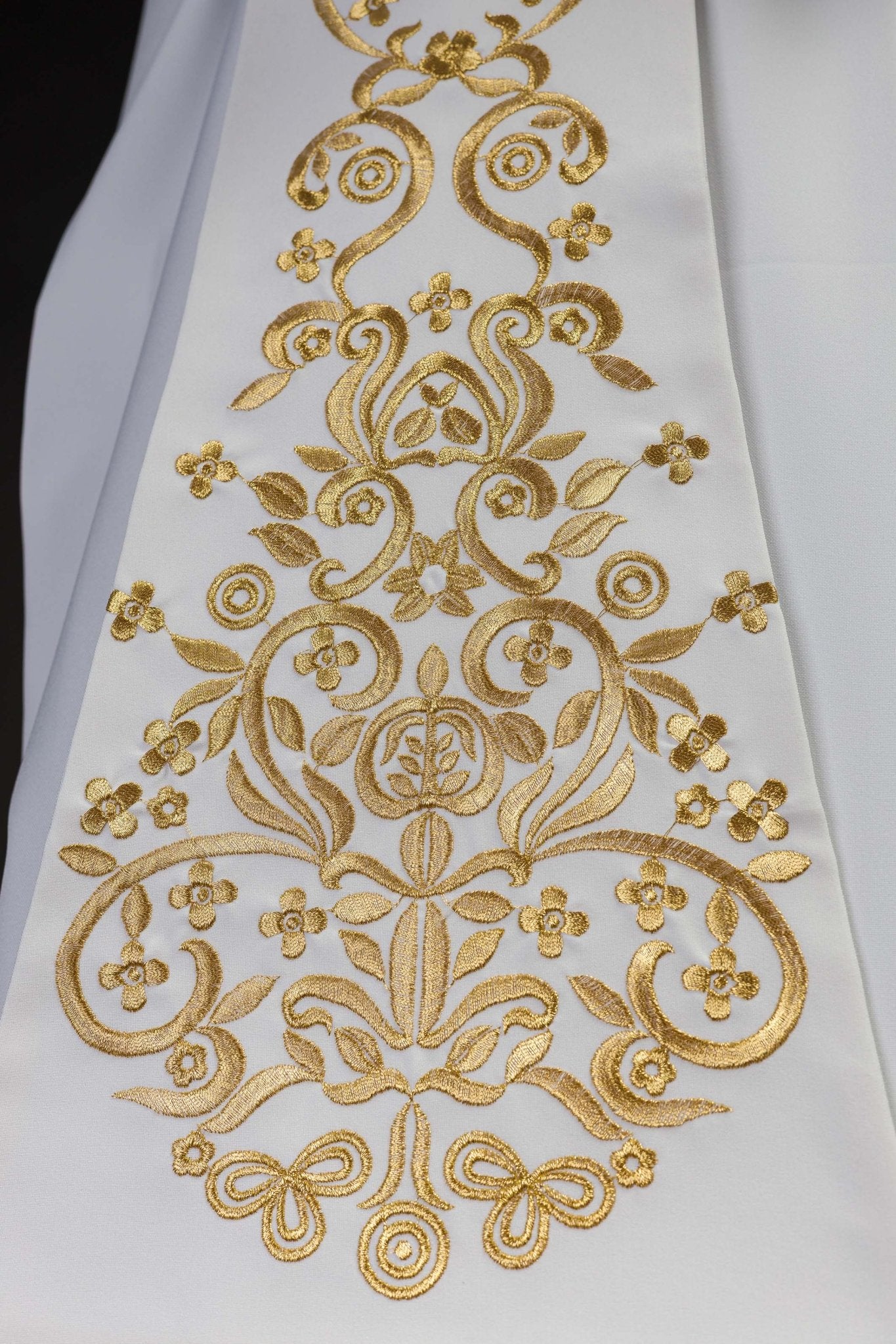 Estola blanca Mariana ricamente decorada