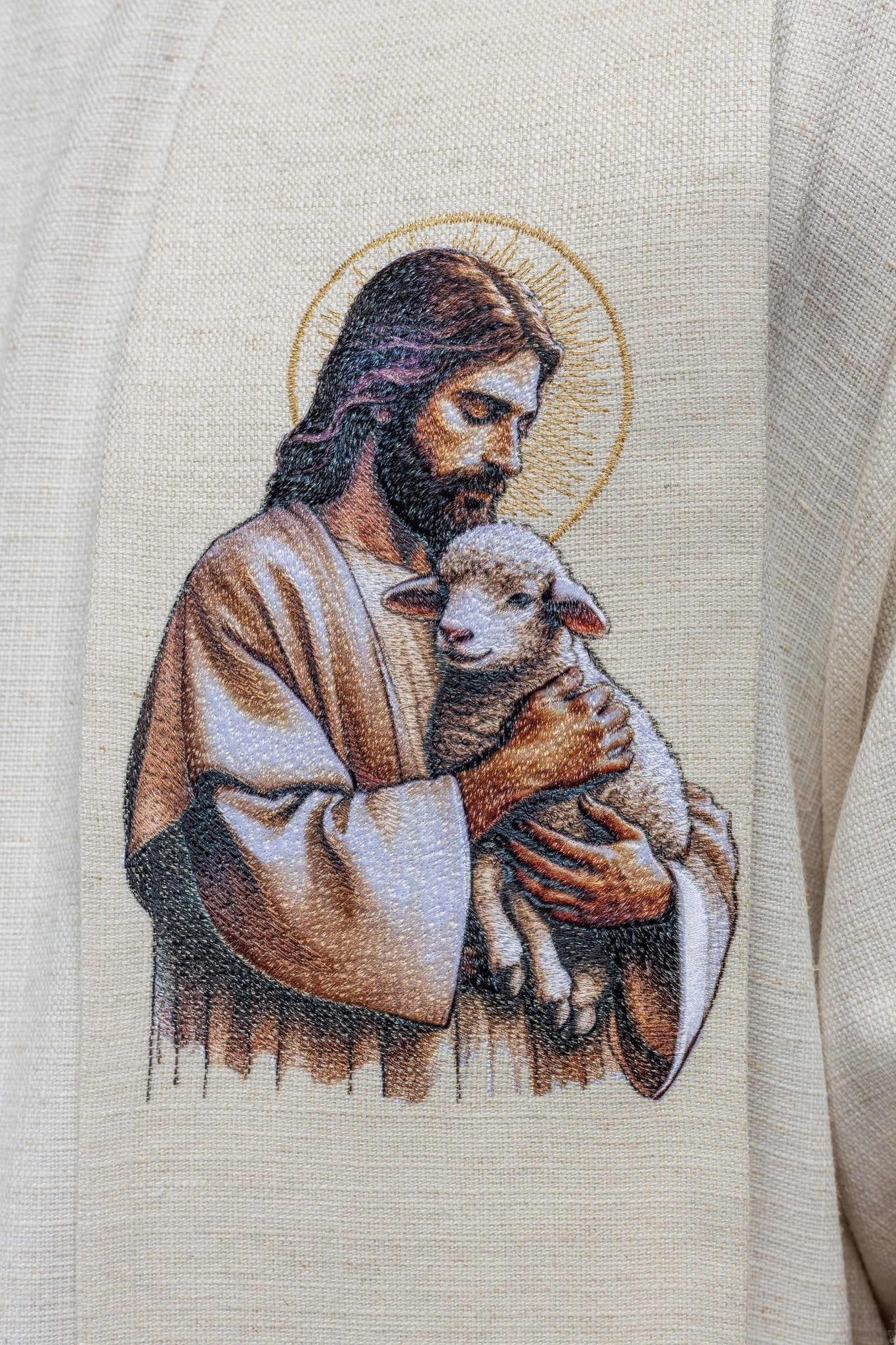 Estola bordada con la imagen de Jesús el Buen Pastor con un cordero