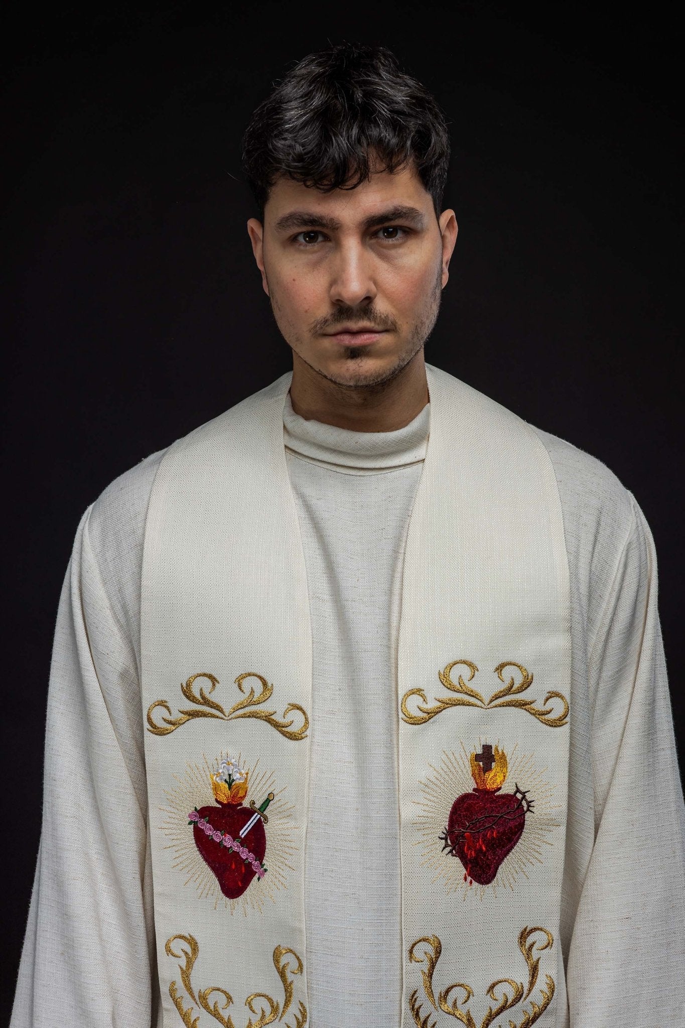 Estola con bordado del corazón de Jesús y María Crudo